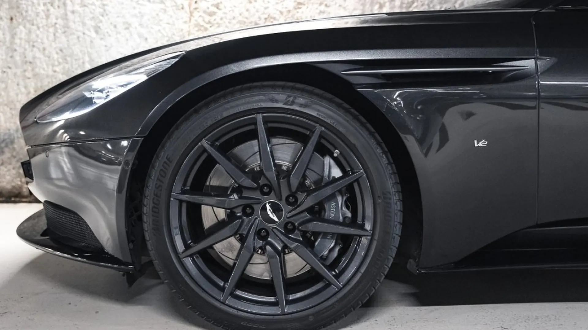 Aston Martin DB11 — photo 10