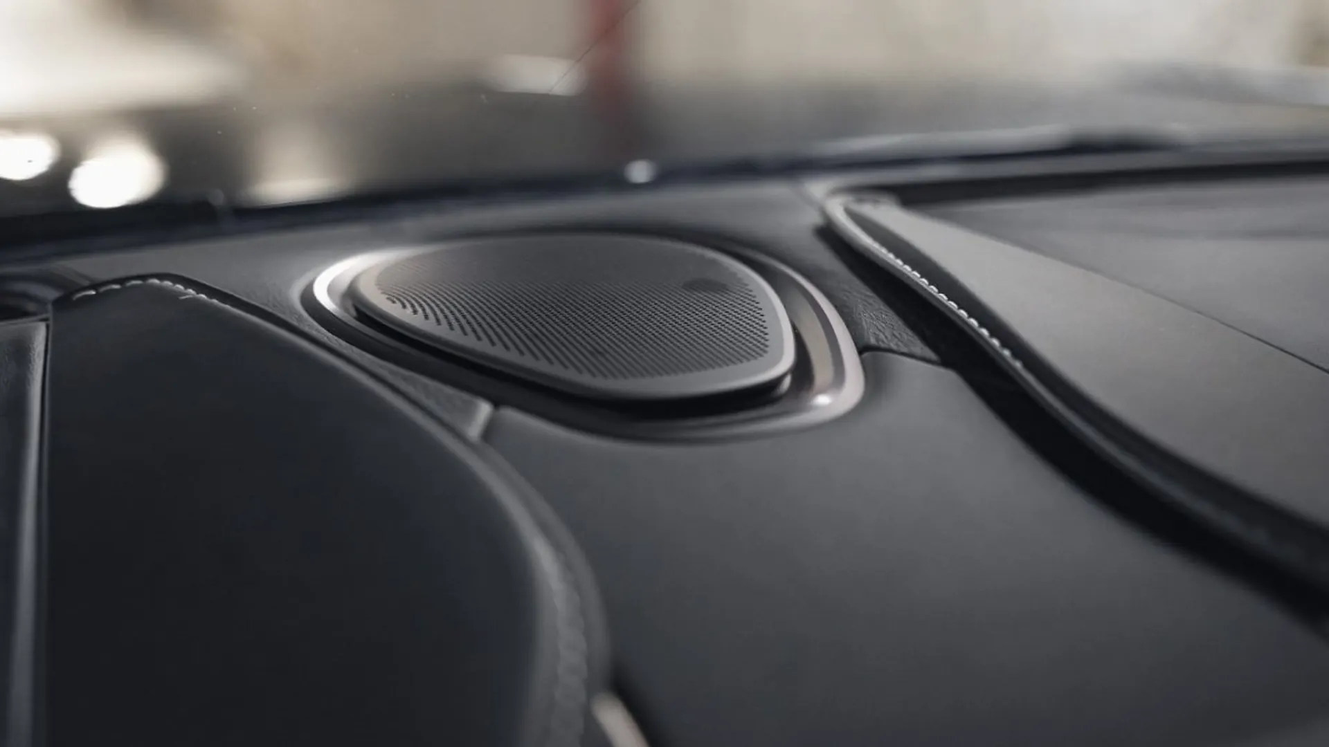 Aston Martin DB11 — photo 36