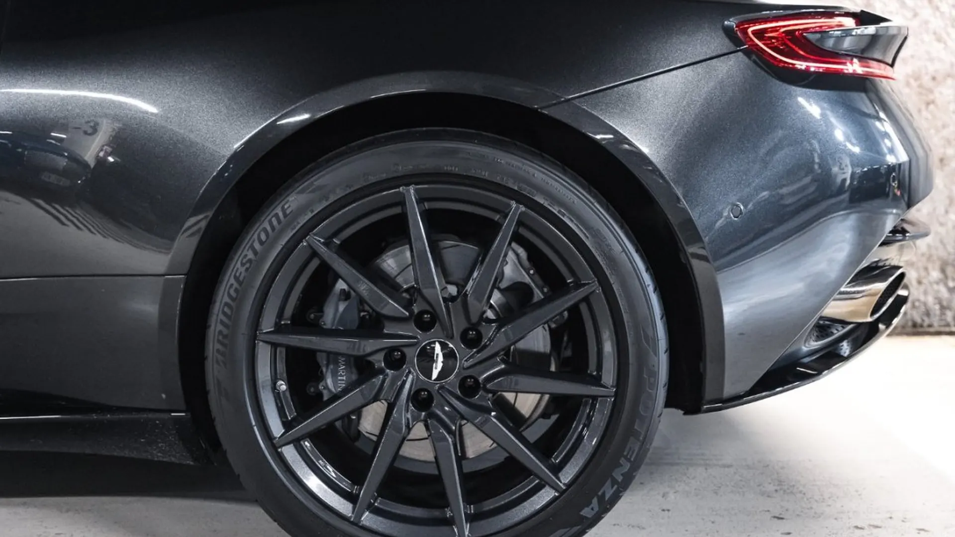 Aston Martin DB11 — photo 14