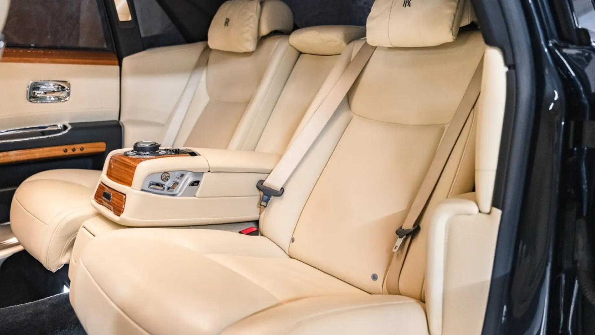 Rolls-Royce Ghost — photo 47