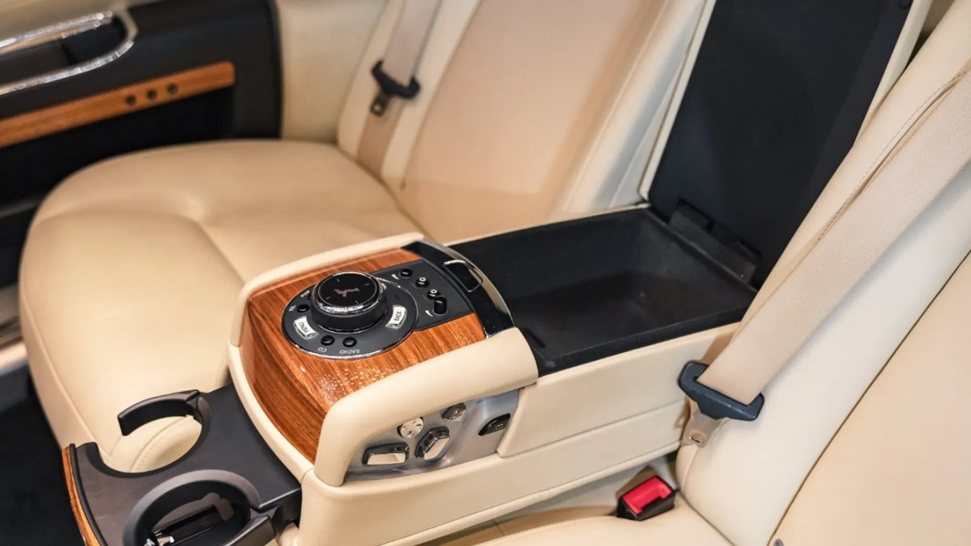 Rolls-Royce Ghost — photo 48