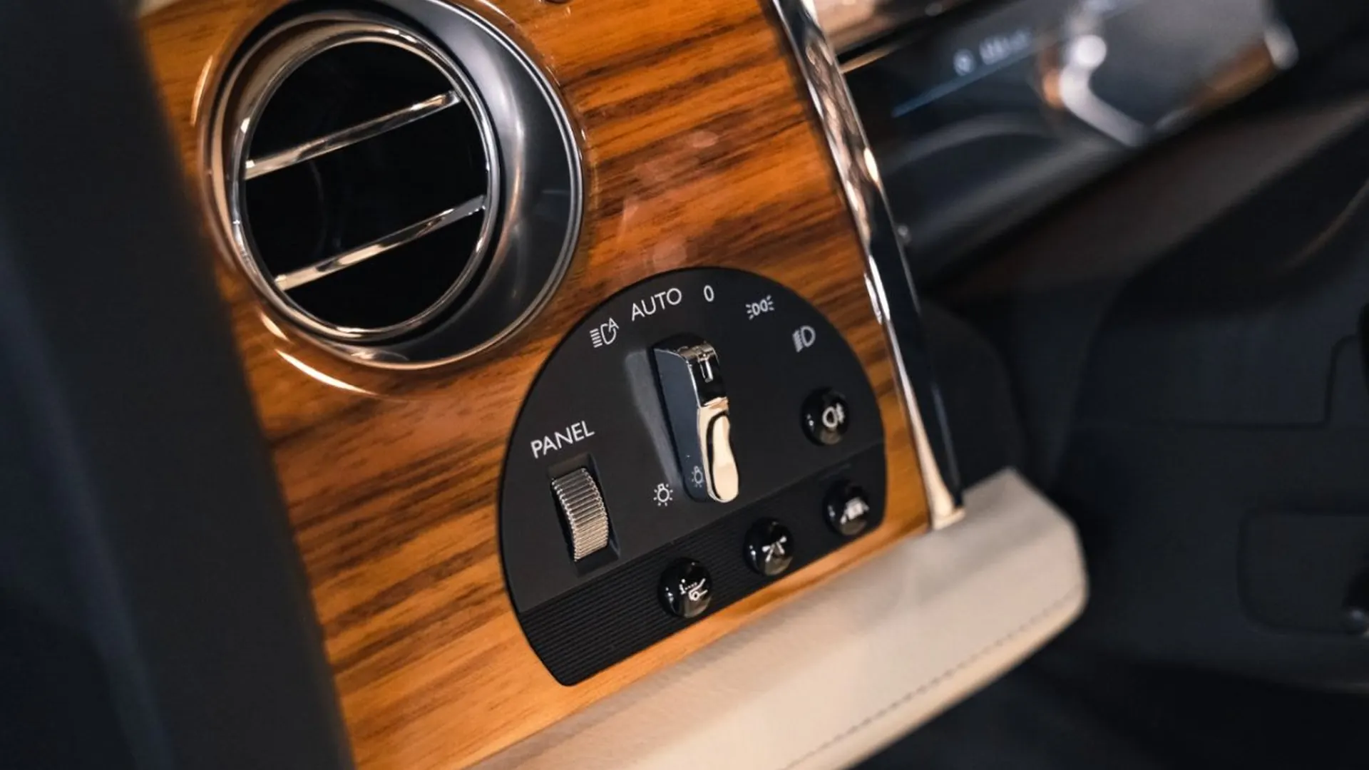 Rolls-Royce Ghost — photo 30