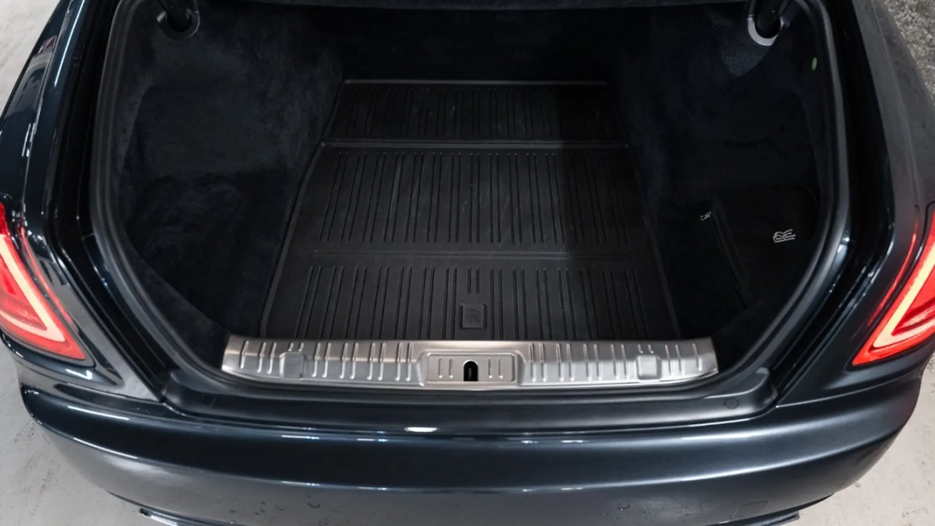 Rolls-Royce Ghost — photo 18