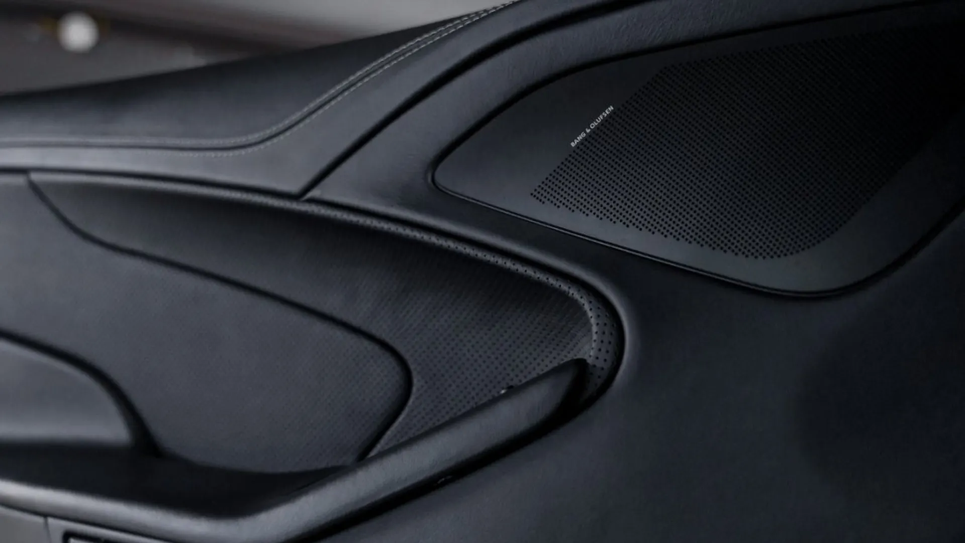 Aston Martin Vanquish — photo 22