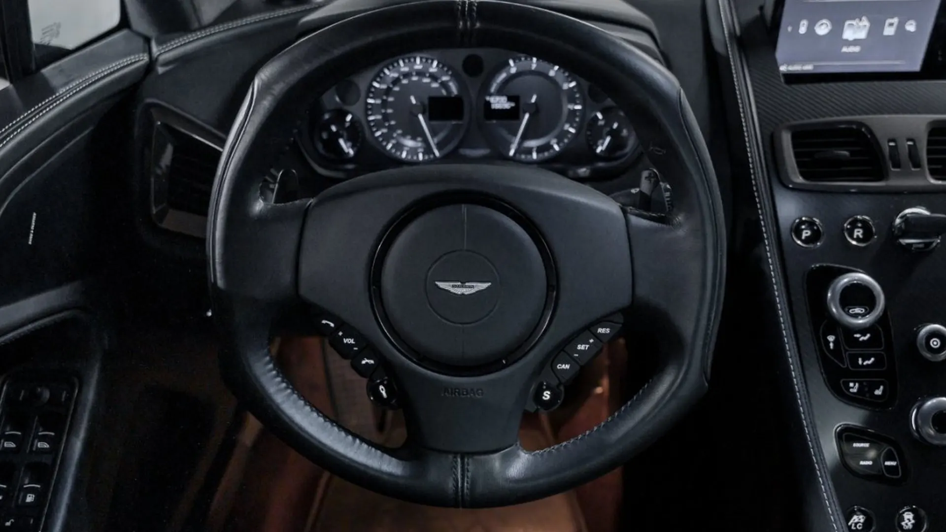 Aston Martin Vanquish — photo 29