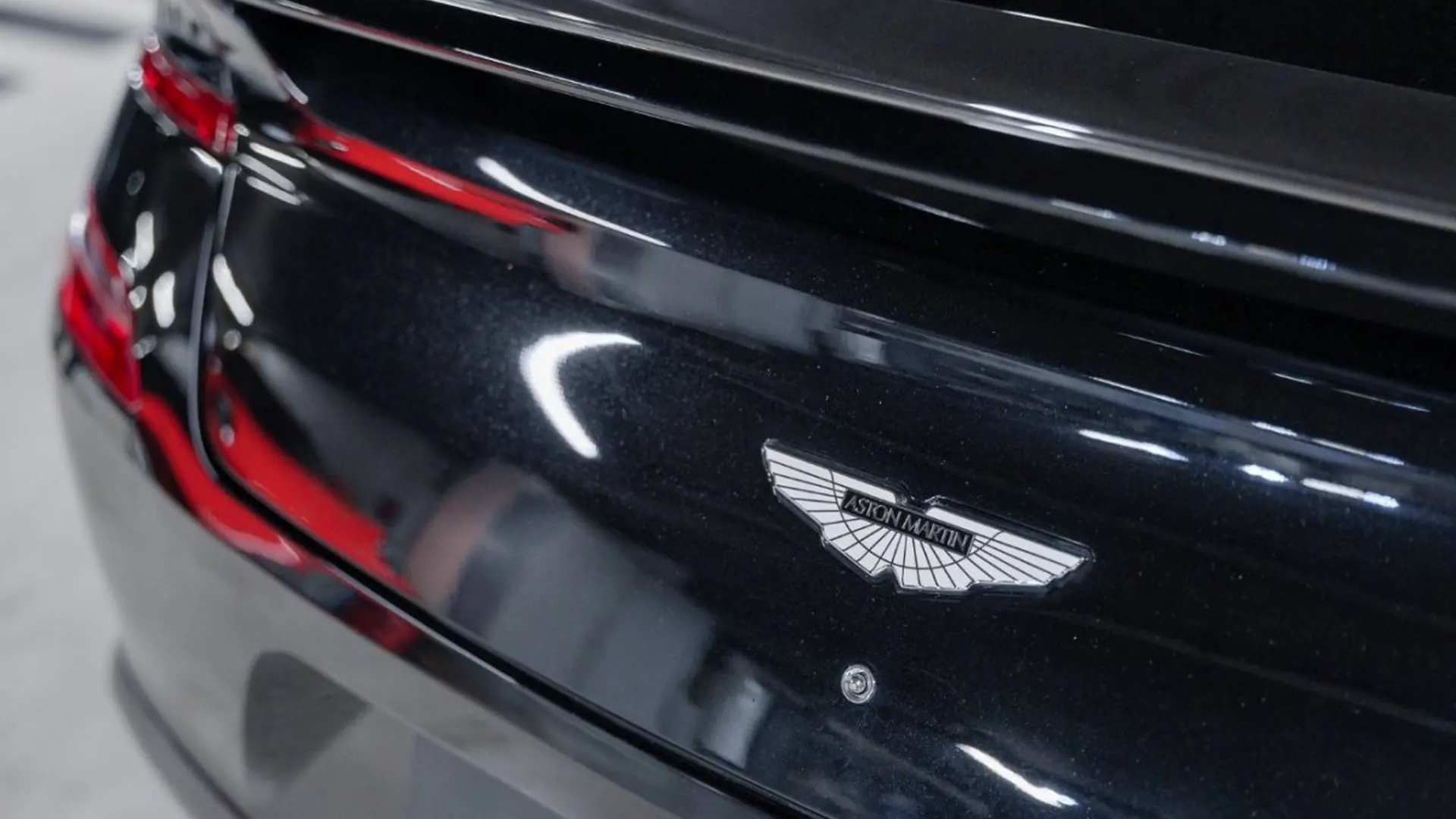 Aston Martin Vanquish — photo 16