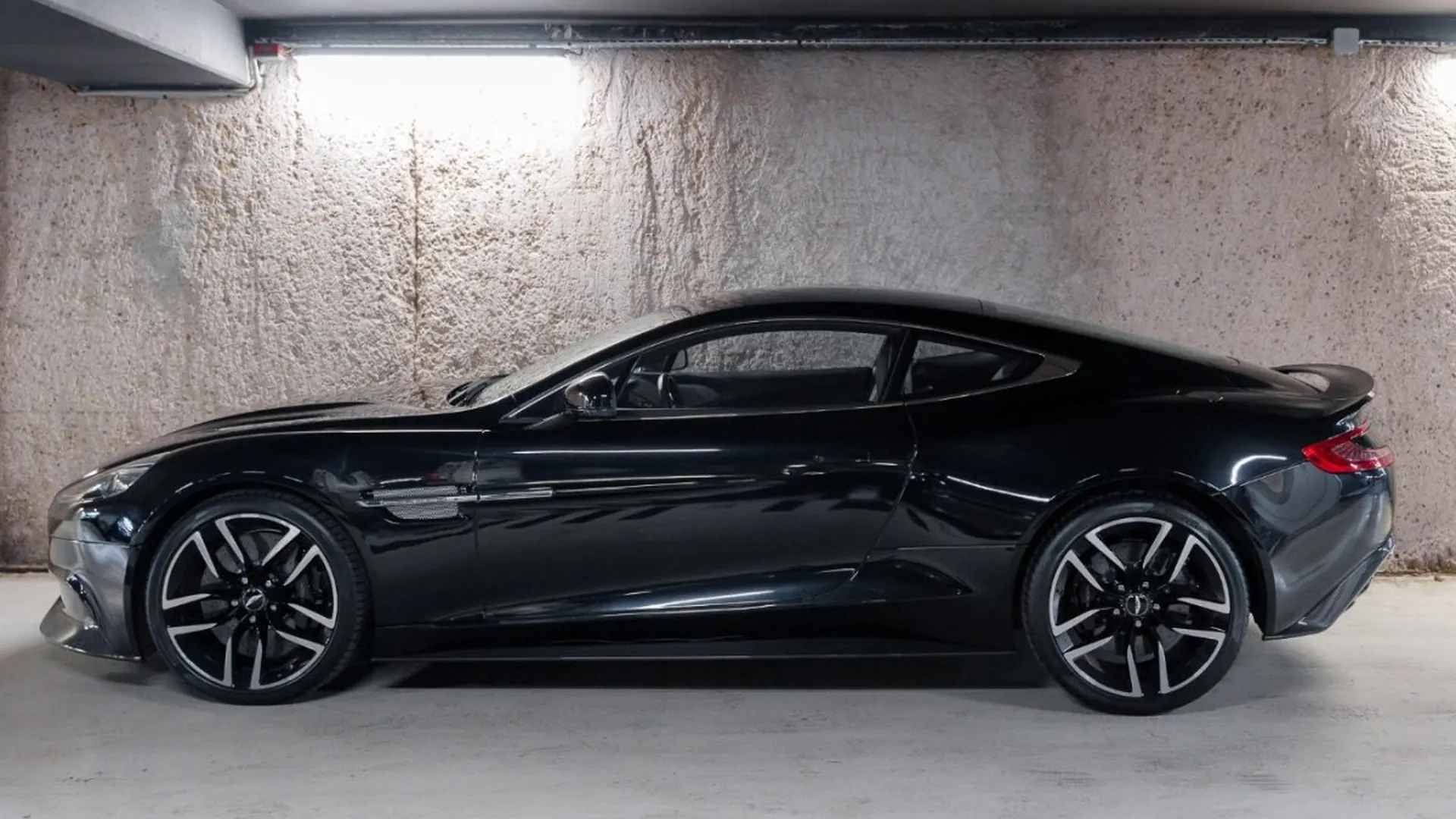 Aston Martin Vanquish — photo 8
