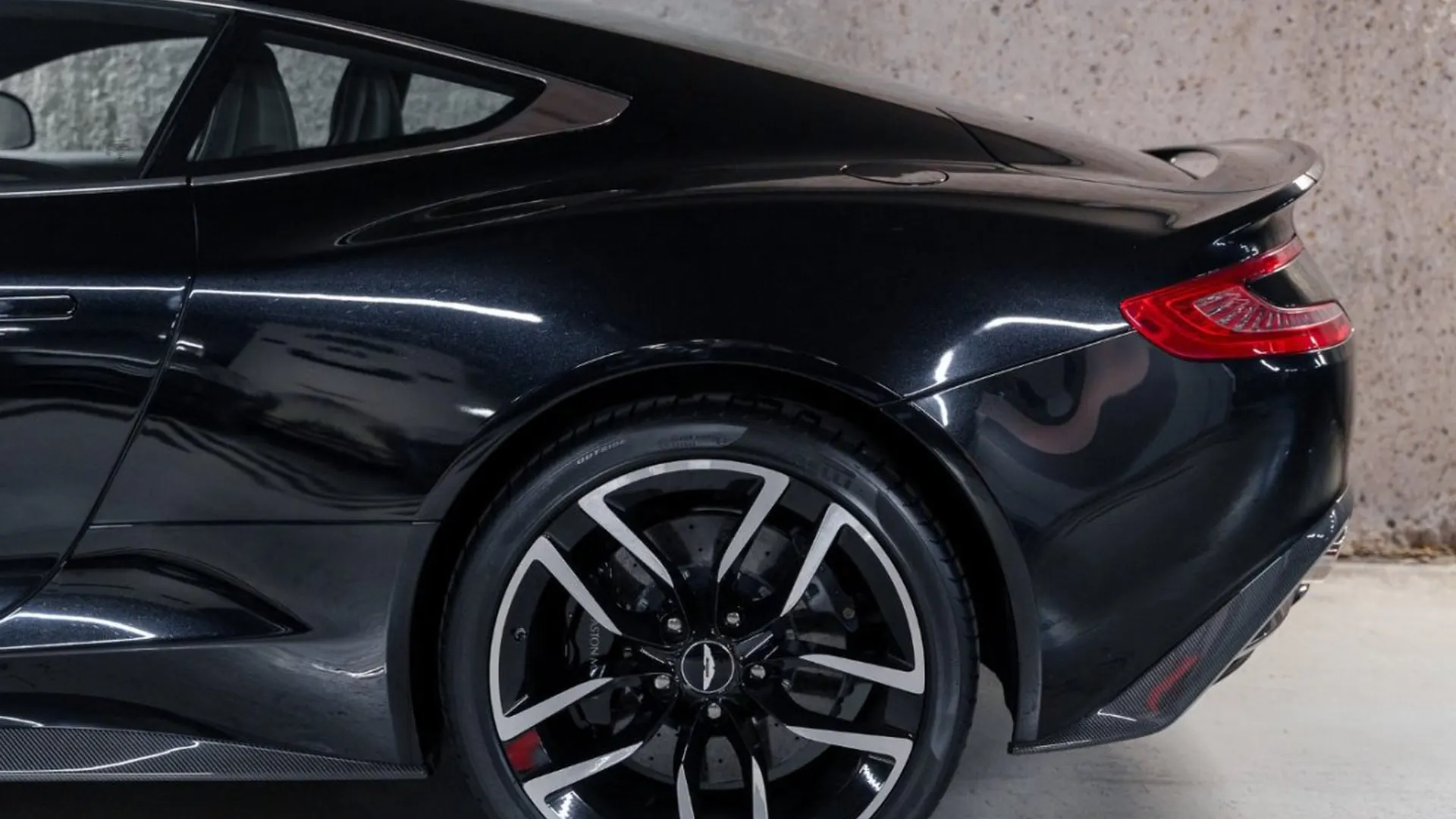 Aston Martin Vanquish — photo 12