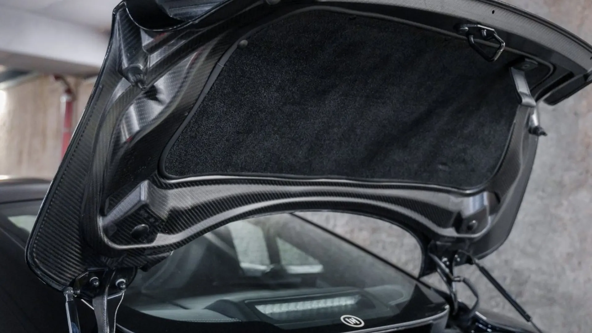 Aston Martin Vanquish — photo 40