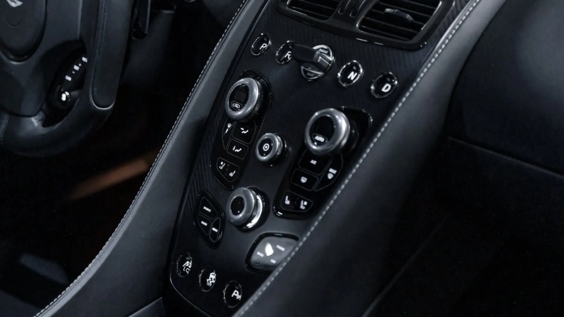 Aston Martin Vanquish — photo 33