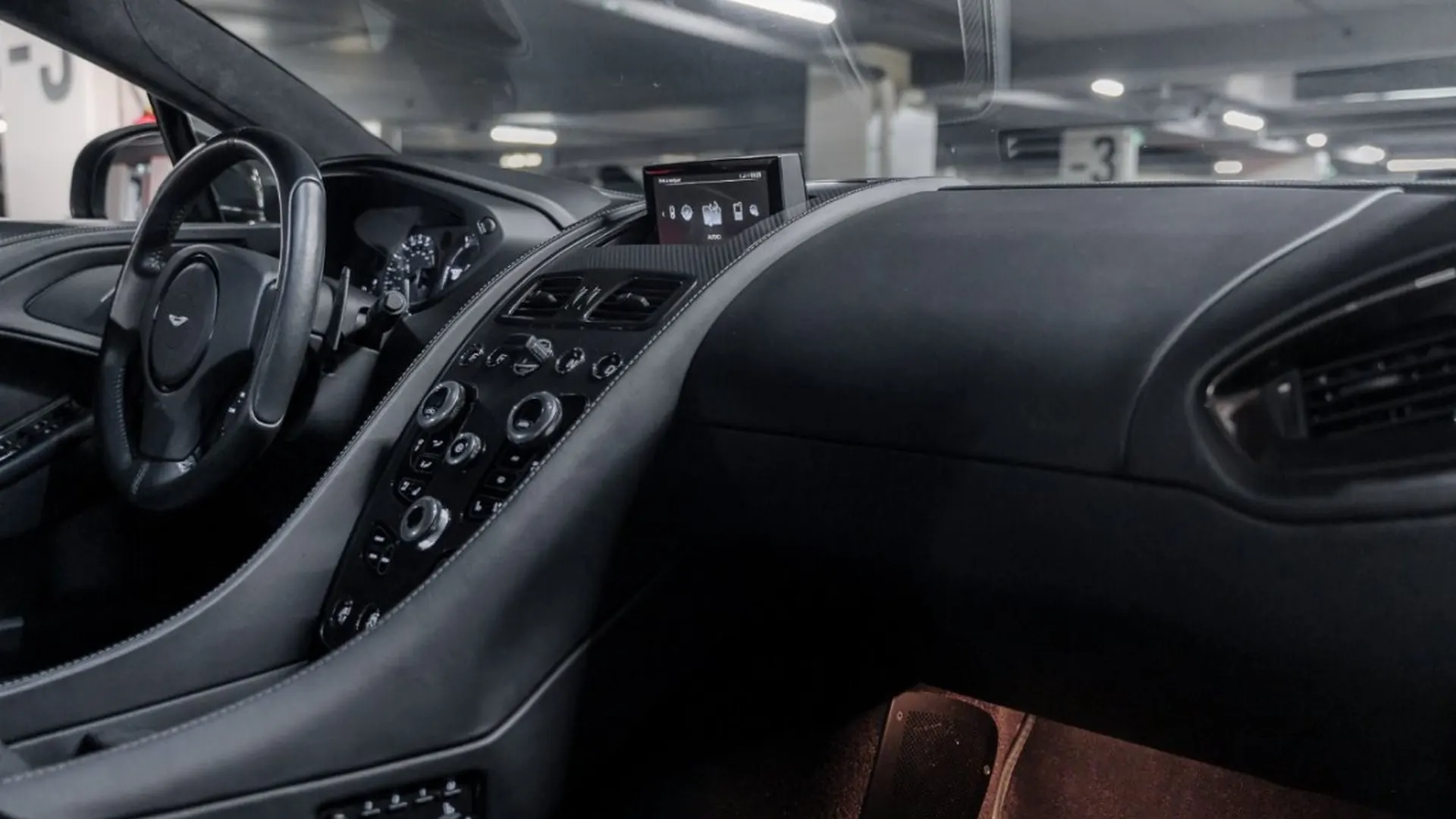 Aston Martin Vanquish — photo 35