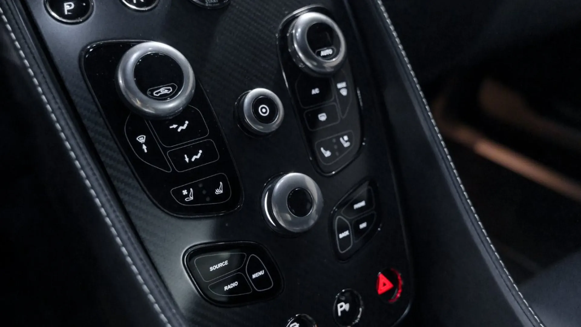 Aston Martin Vanquish — photo 34