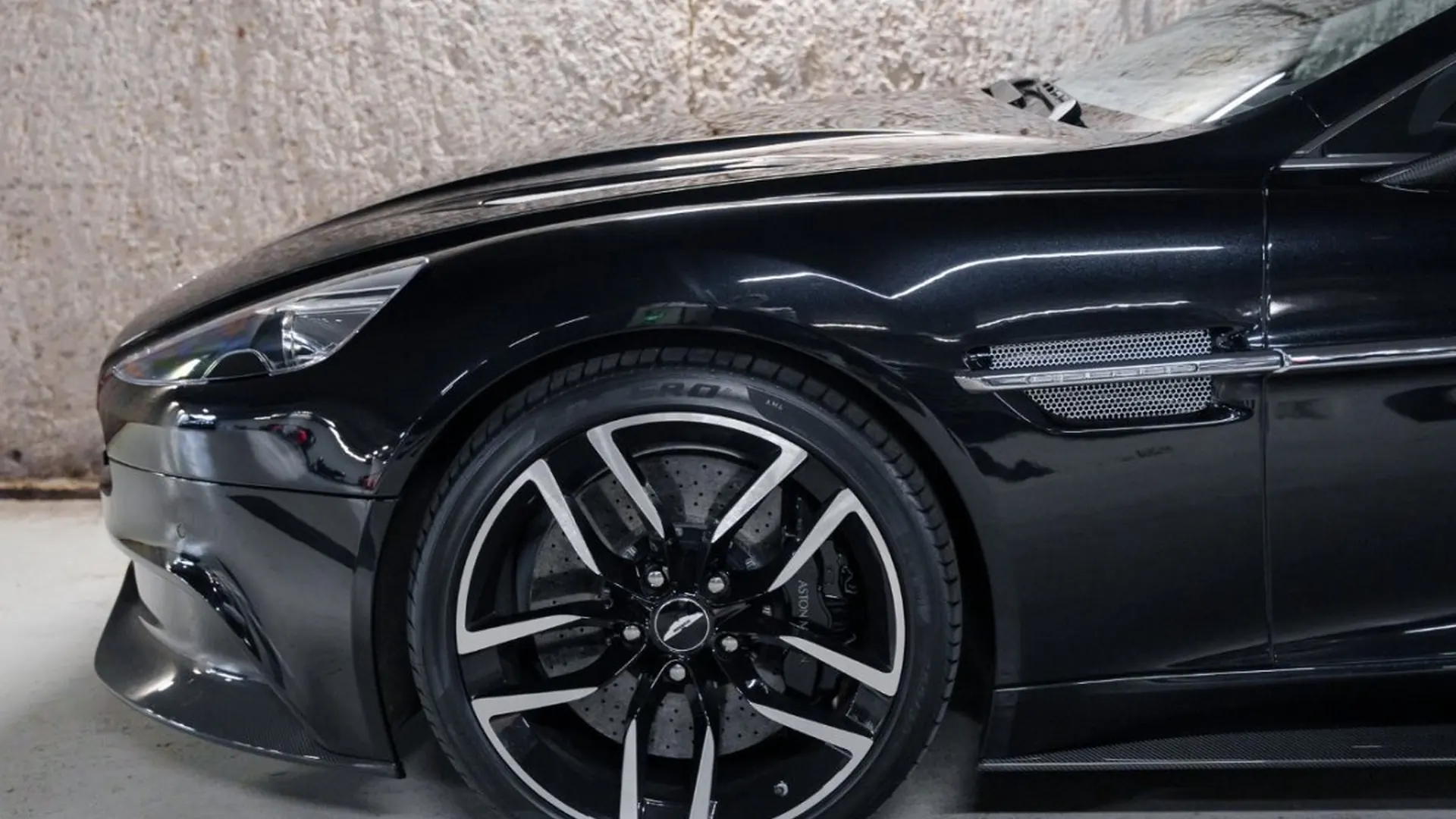 Aston Martin Vanquish — photo 10