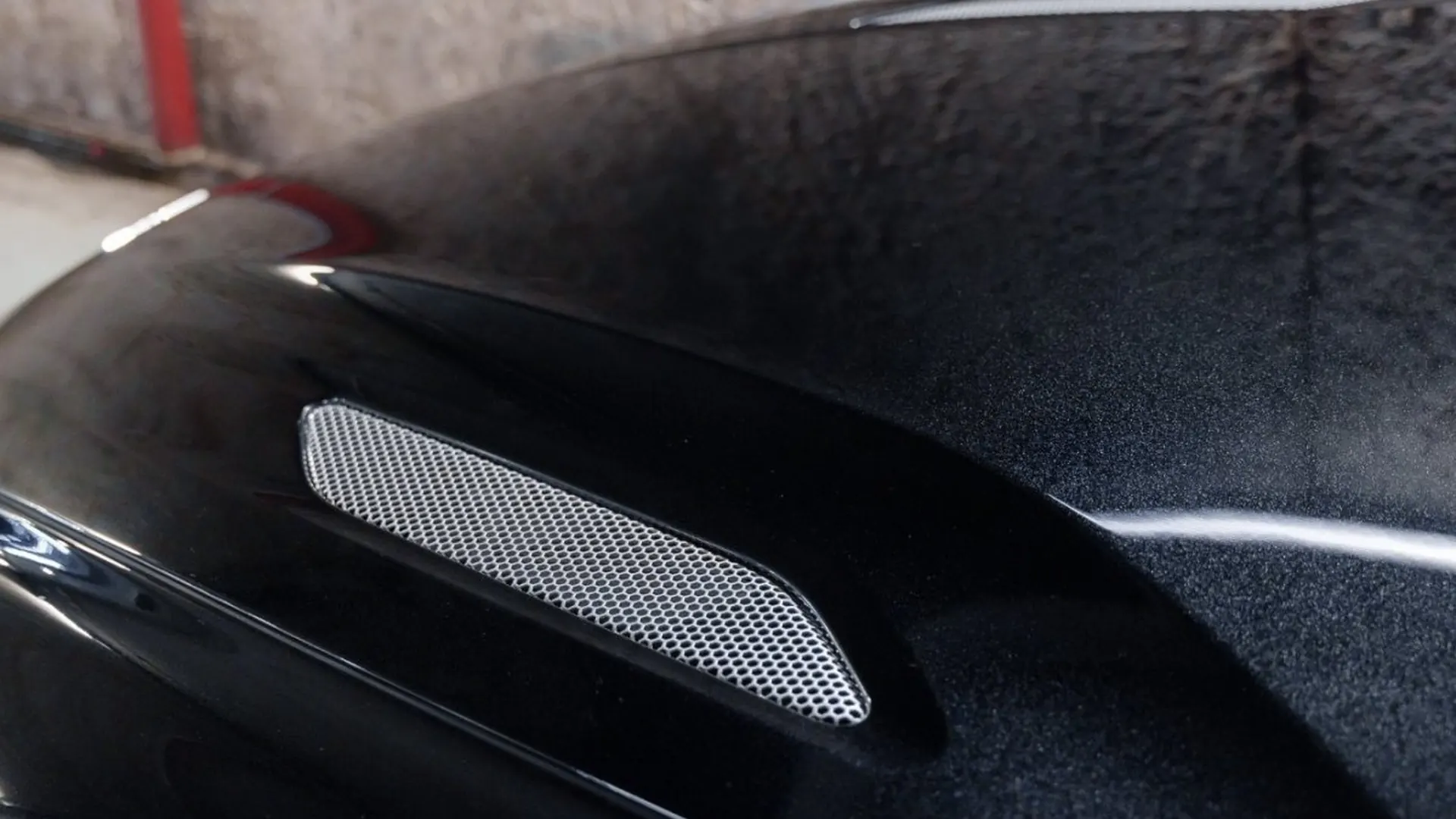 Aston Martin Vanquish — photo 5