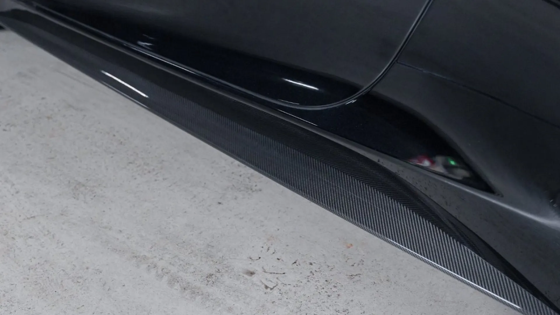 Aston Martin Vanquish — photo 13