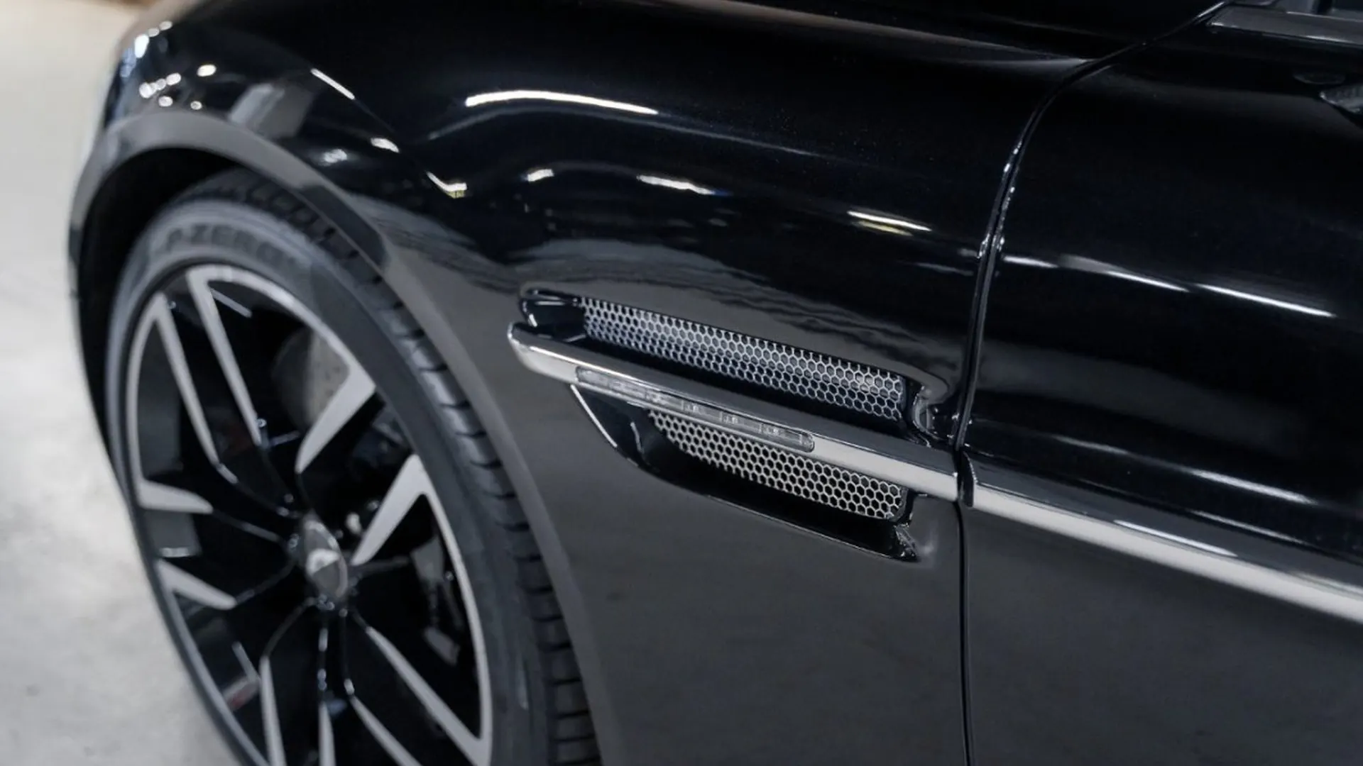 Aston Martin Vanquish — photo 11