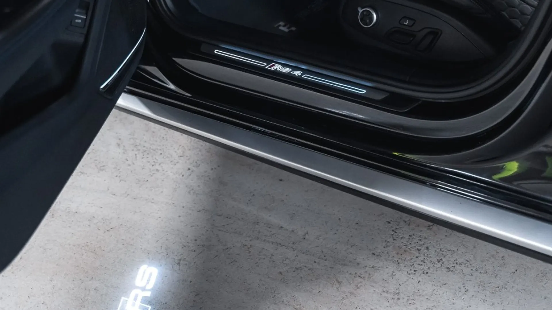 Audi RS4 — photo 25