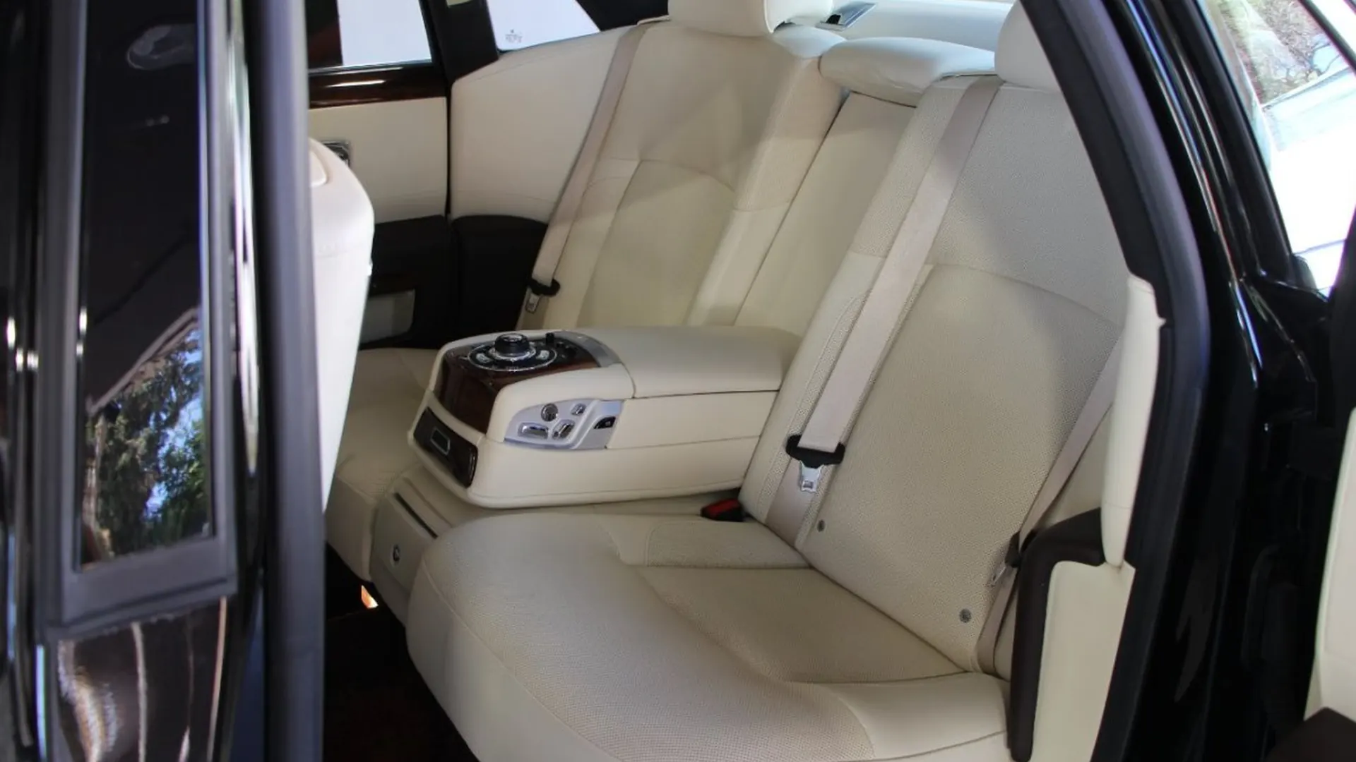 Rolls-Royce Ghost — photo 17