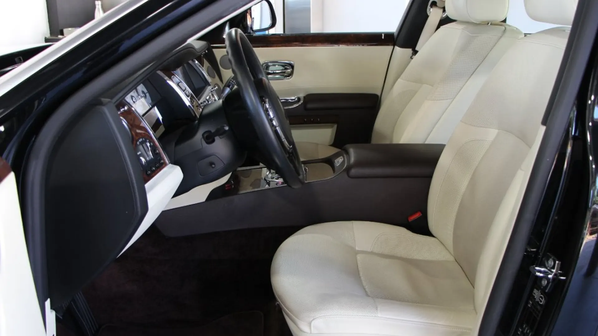 Rolls-Royce Ghost — photo 10
