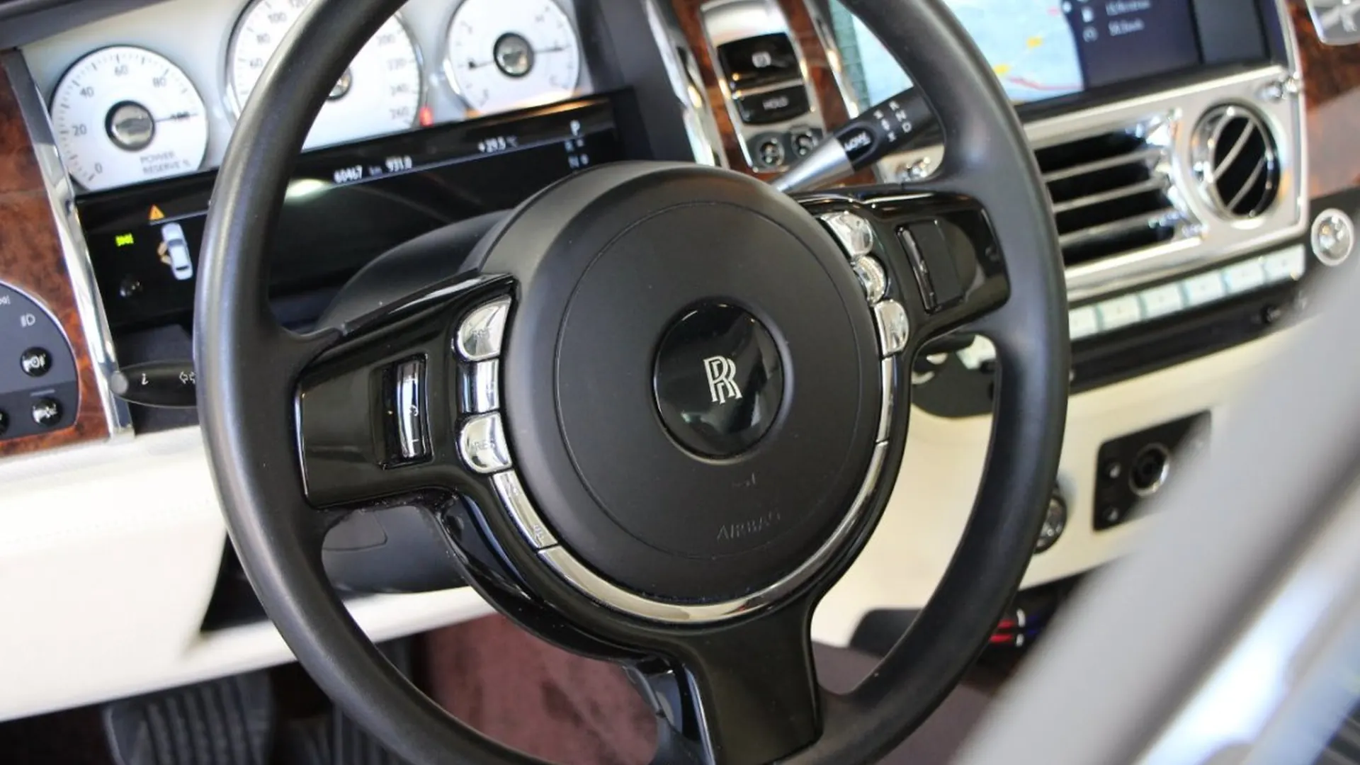 Rolls-Royce Ghost — photo 12