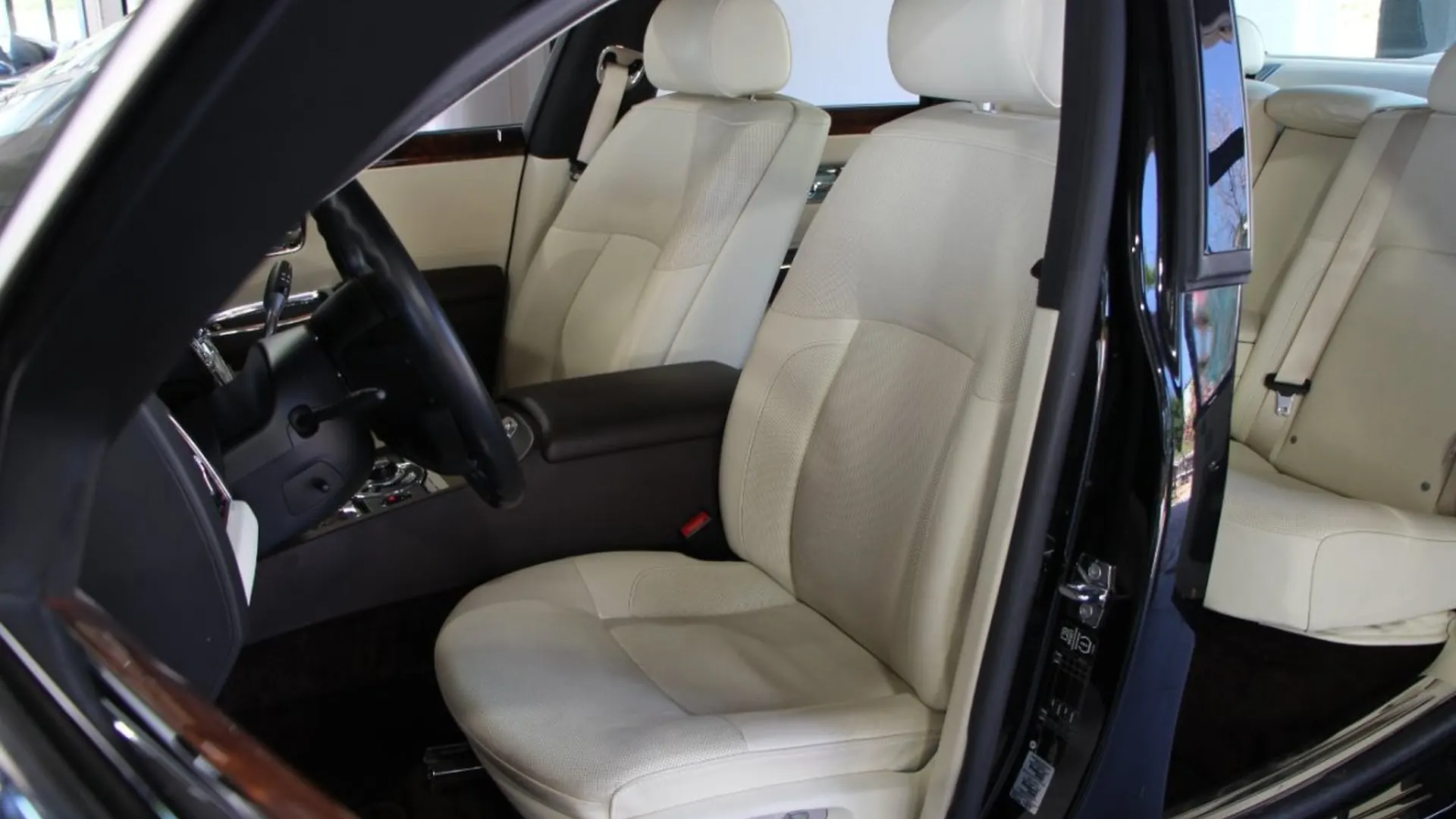Rolls-Royce Ghost — photo 11
