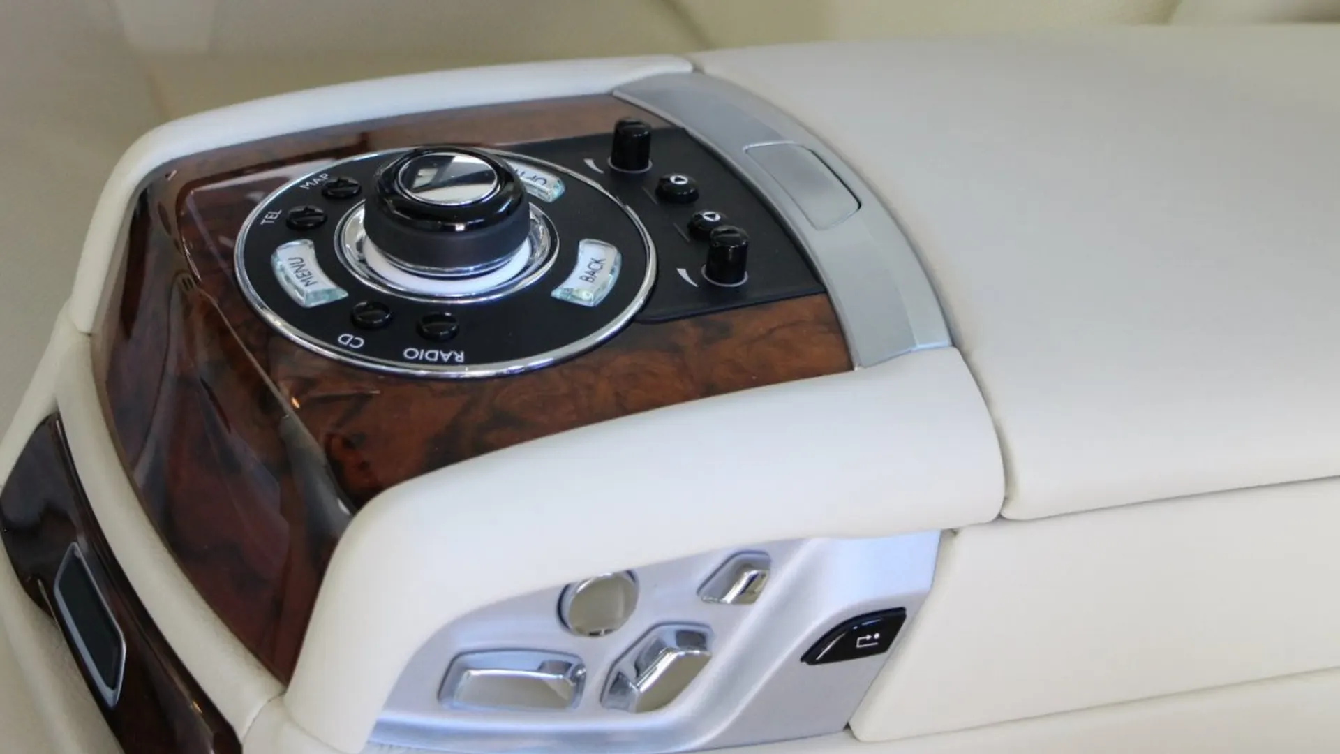 Rolls-Royce Ghost — photo 20