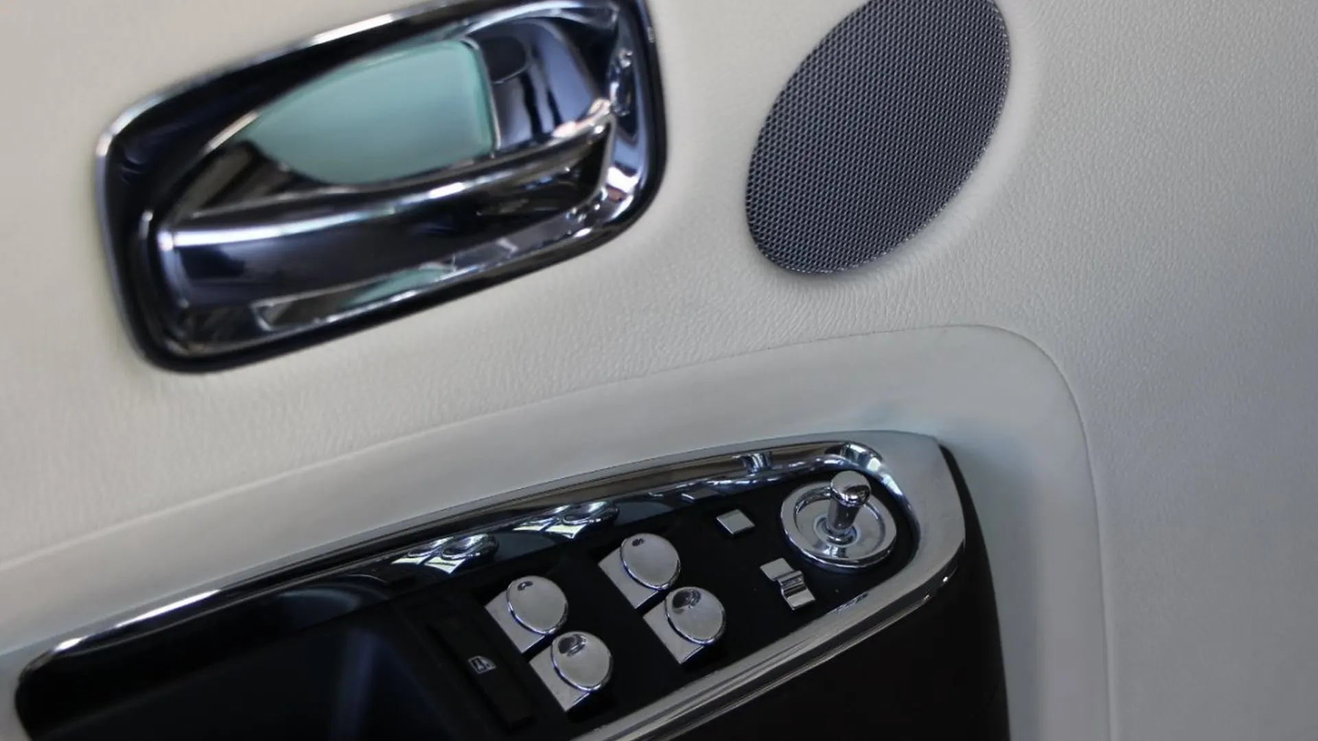 Rolls-Royce Ghost — photo 15