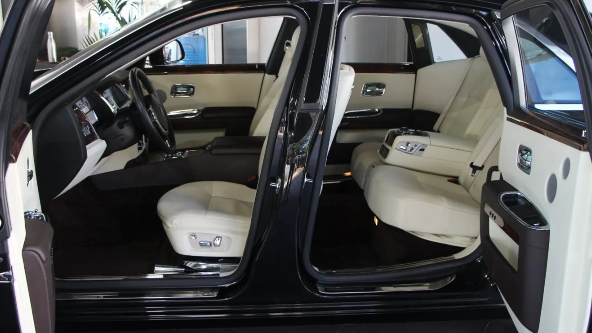 Rolls-Royce Ghost — photo 7