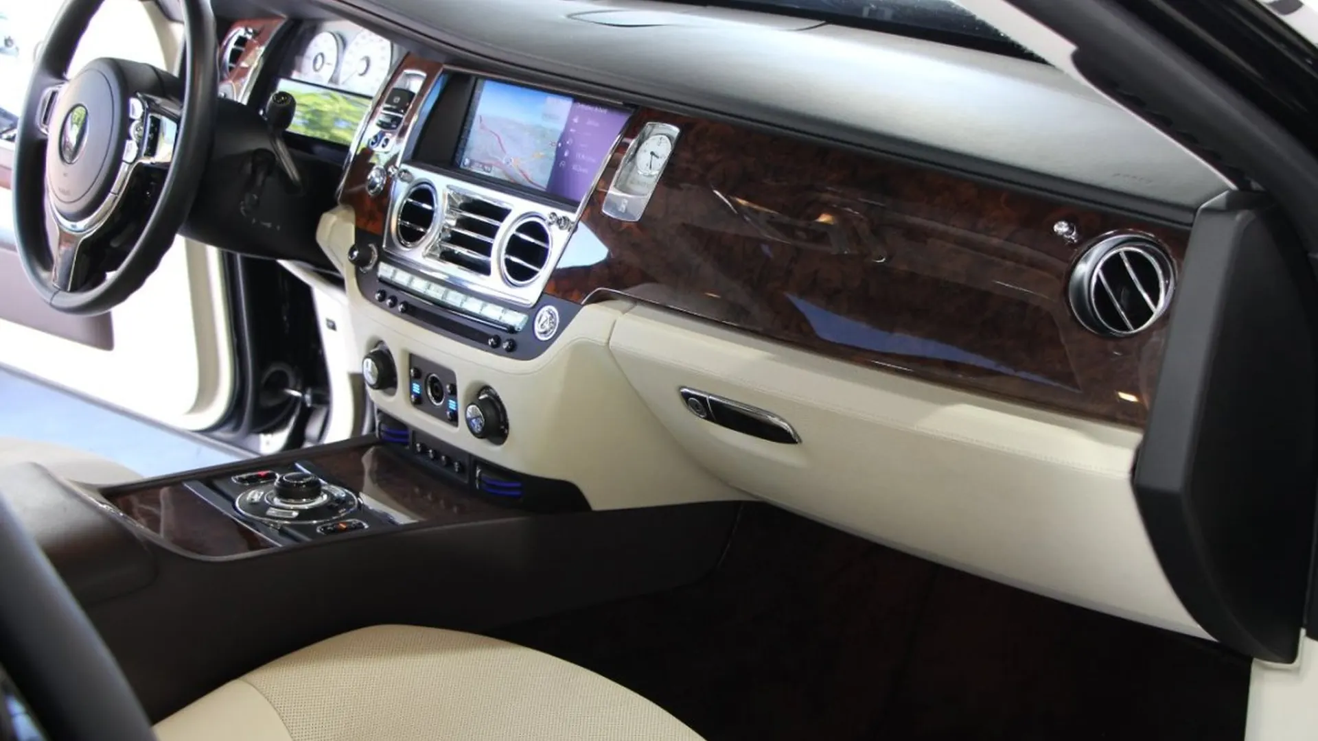 Rolls-Royce Ghost — photo 33