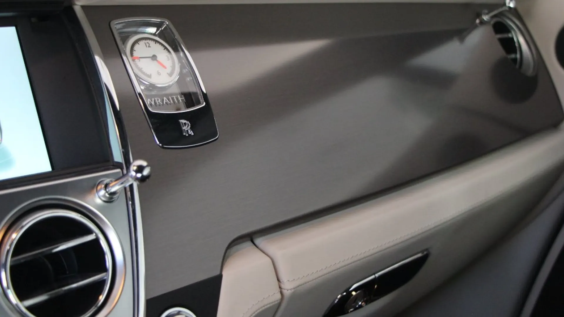 Rolls-Royce Wraith — photo 24