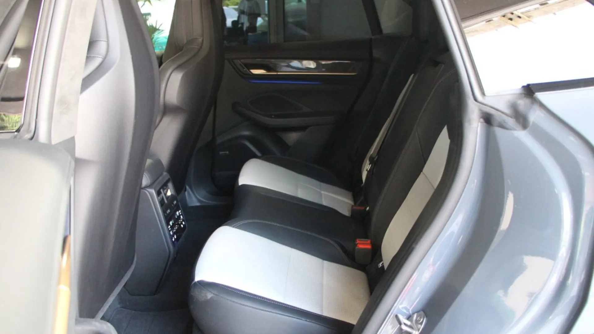 Porsche Macan — photo 22