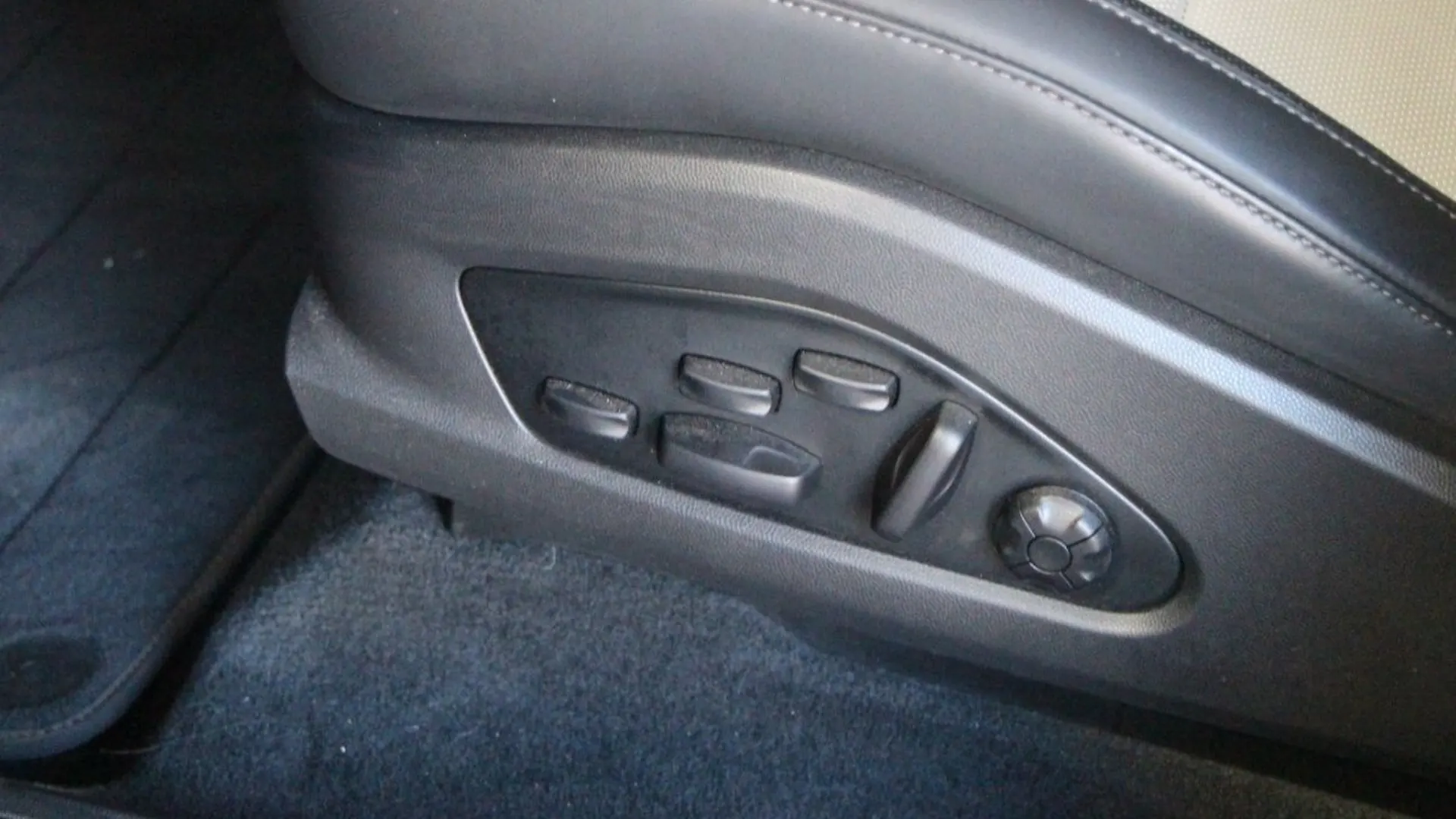 Porsche Macan — photo 11