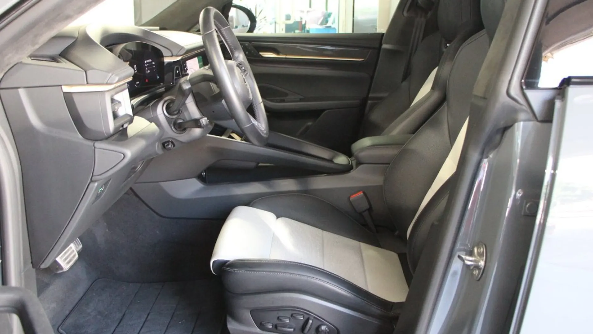 Porsche Macan — photo 8