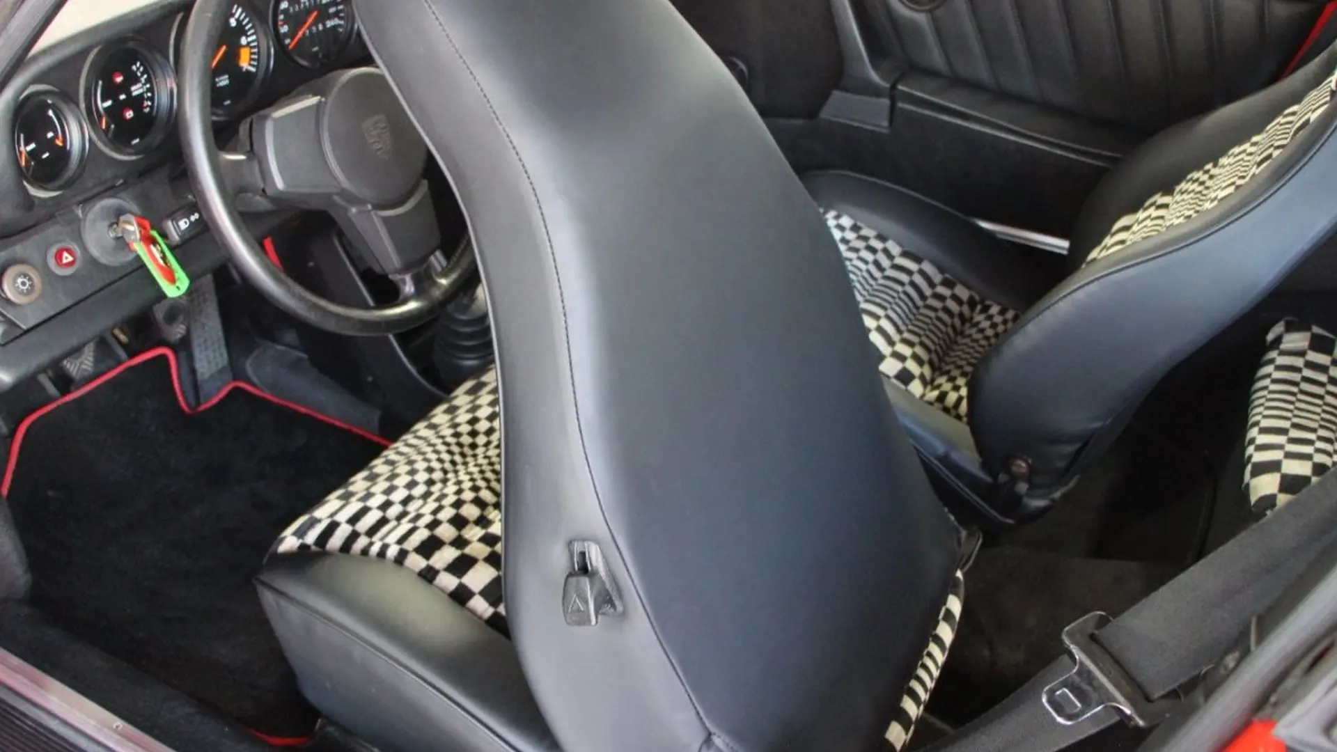 Porsche 911 — photo 13