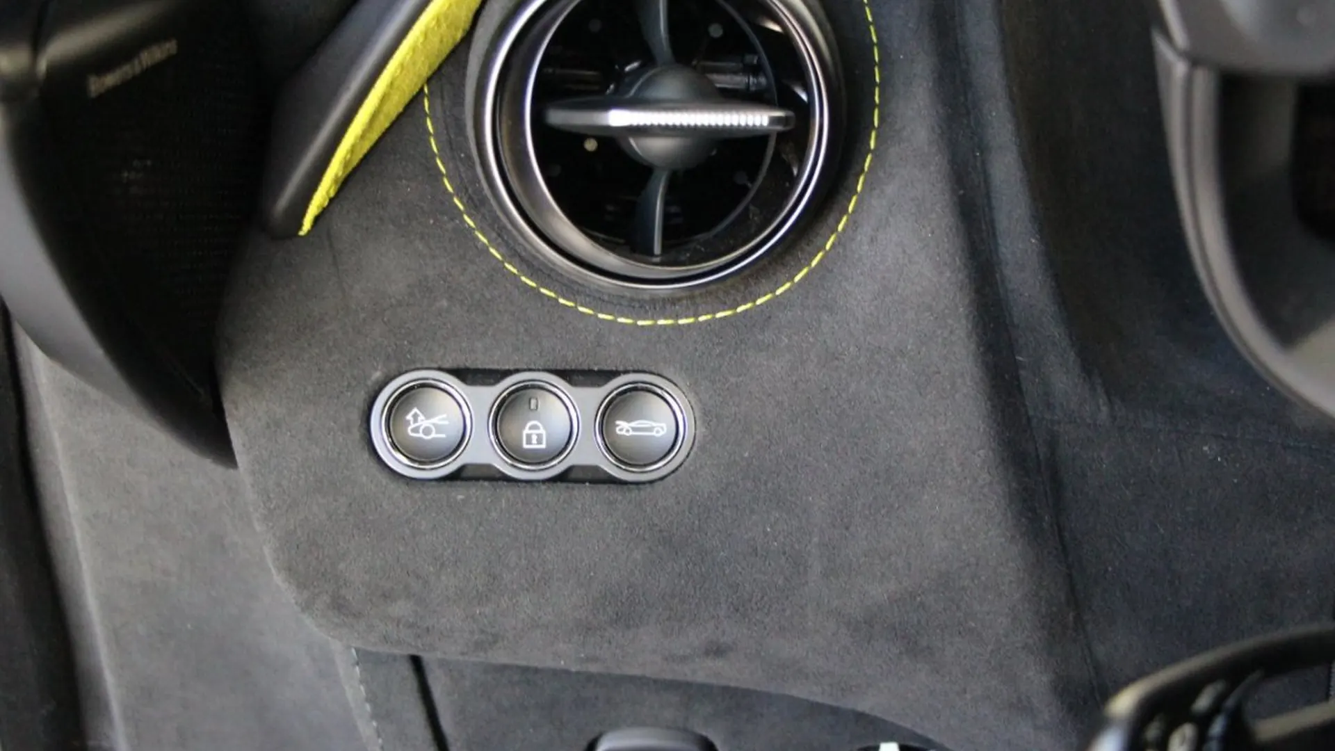McLaren 750S — photo 16