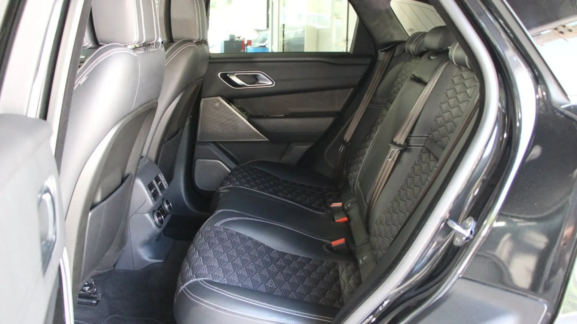 Land Rover Range Rover Velar — photo 13