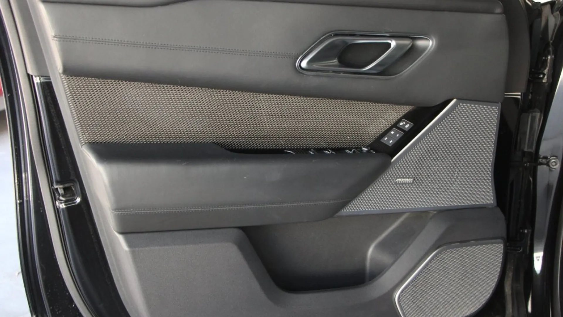 Land Rover Range Rover Velar — photo 14