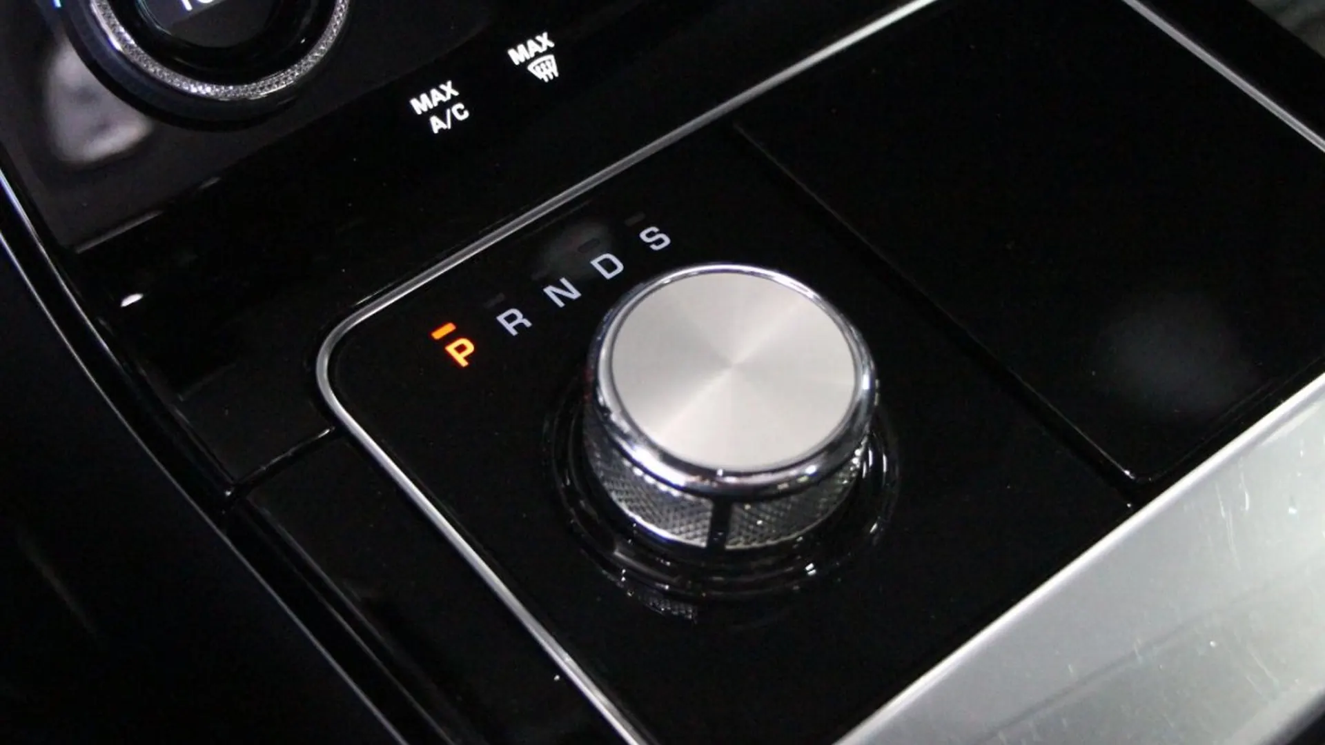 Land Rover Range Rover Velar — photo 18