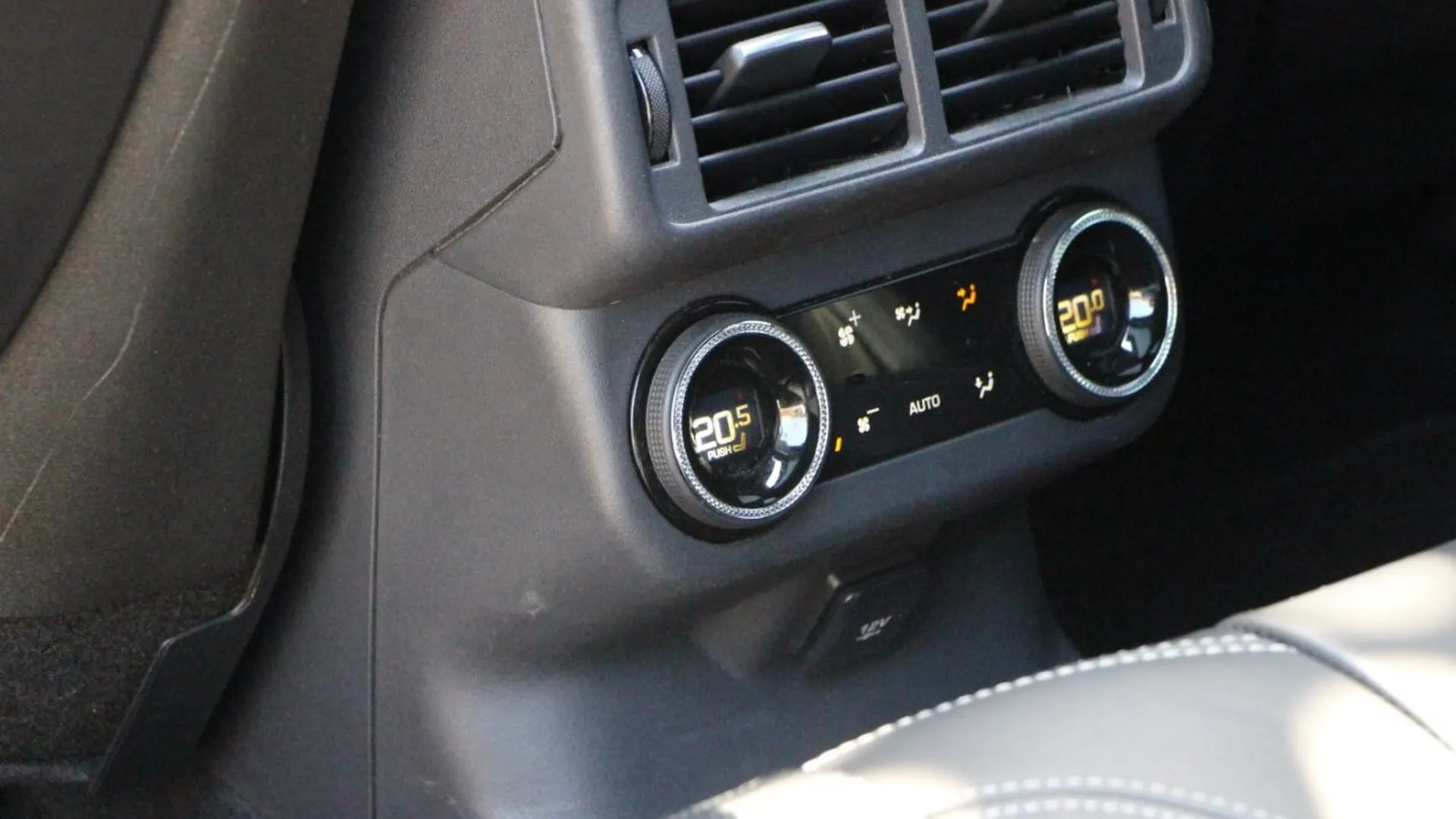 Land Rover Range Rover Velar — photo 29