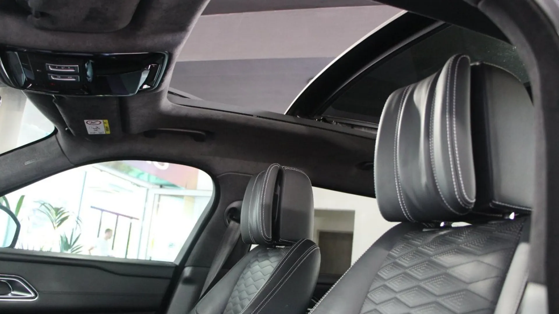 Land Rover Range Rover Velar — photo 12