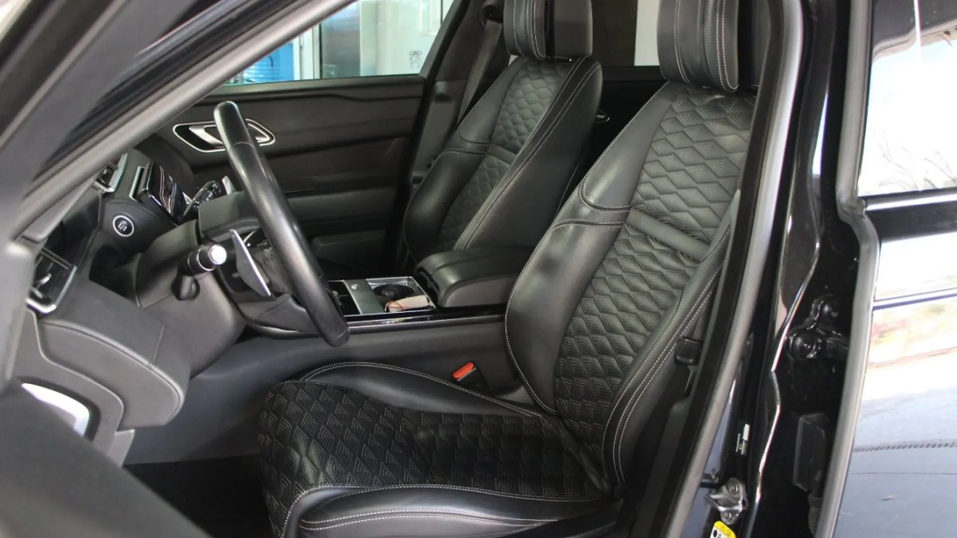 Land Rover Range Rover Velar — photo 11