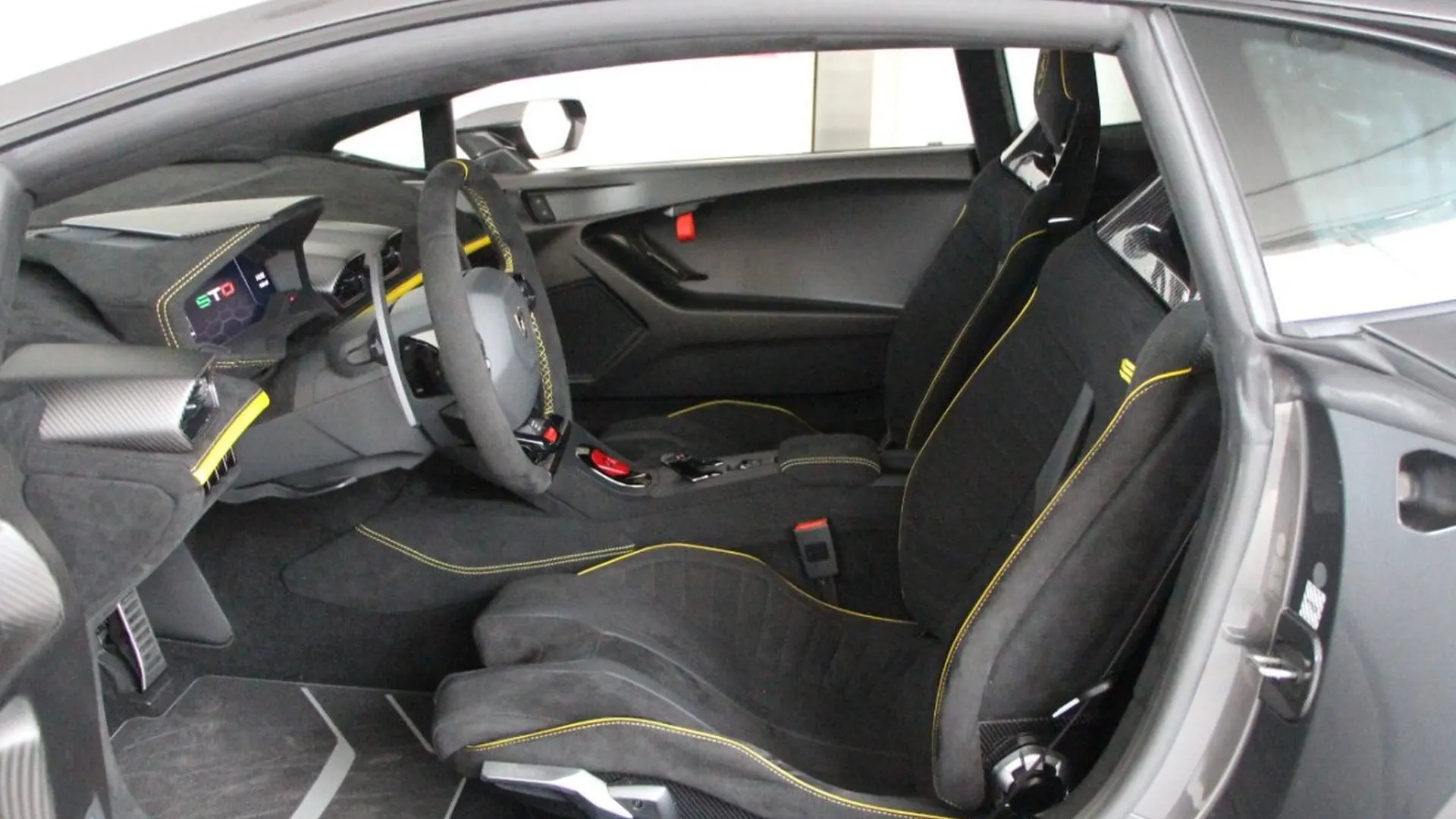 Lamborghini Huracan — photo 18