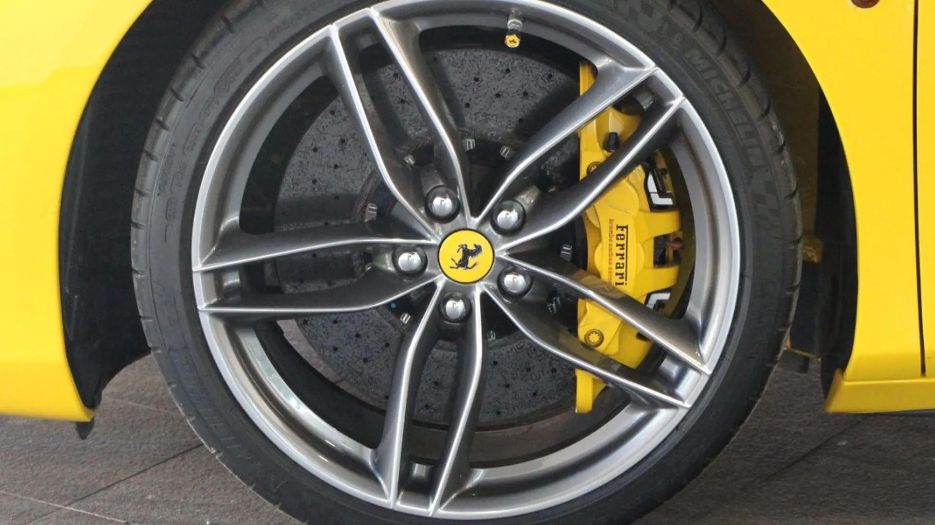 Ferrari 488 — photo 10