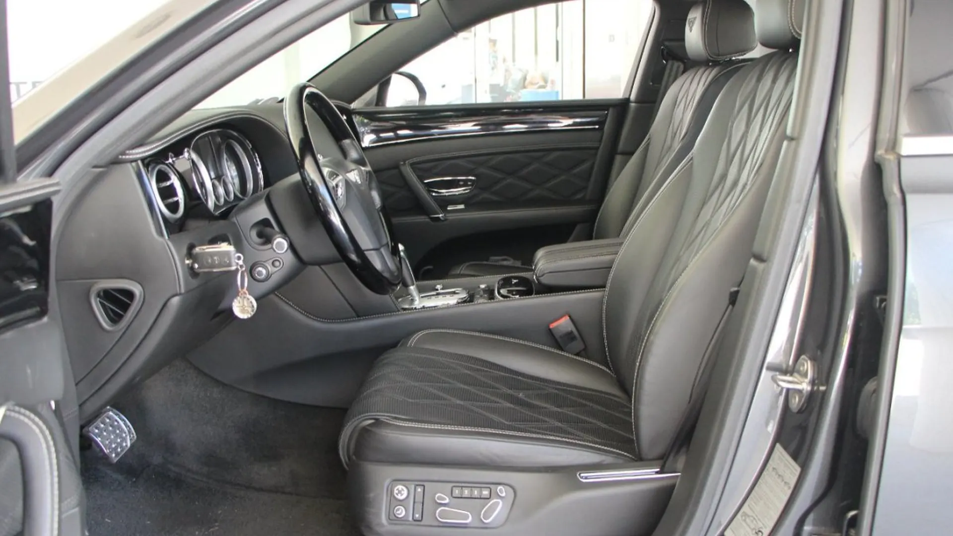 Bentley Flying Spur — photo 7