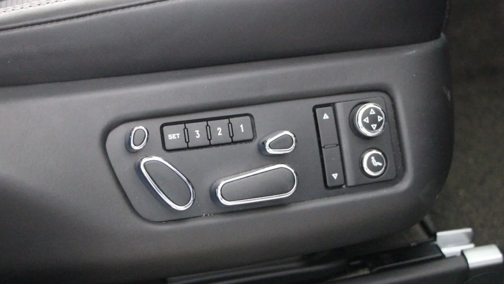 Bentley Flying Spur — photo 16