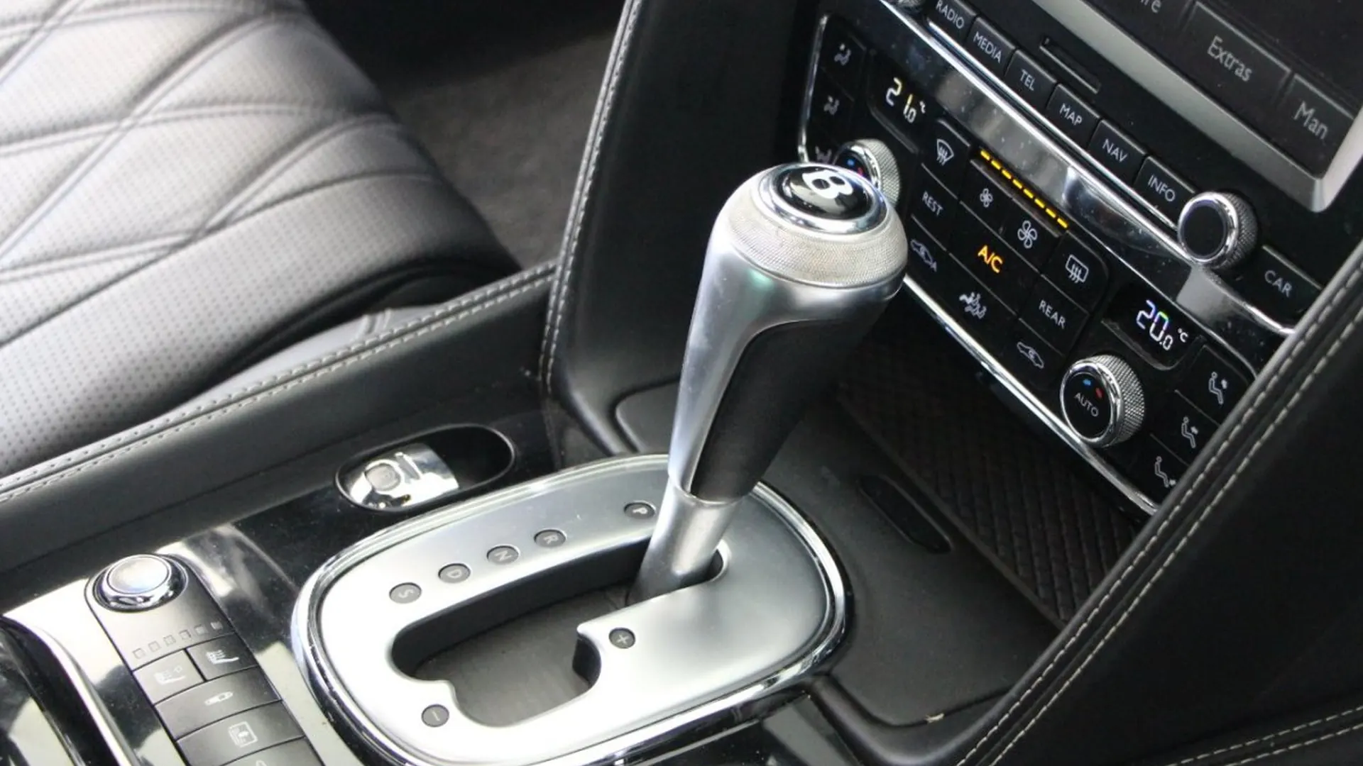 Bentley Flying Spur — photo 18