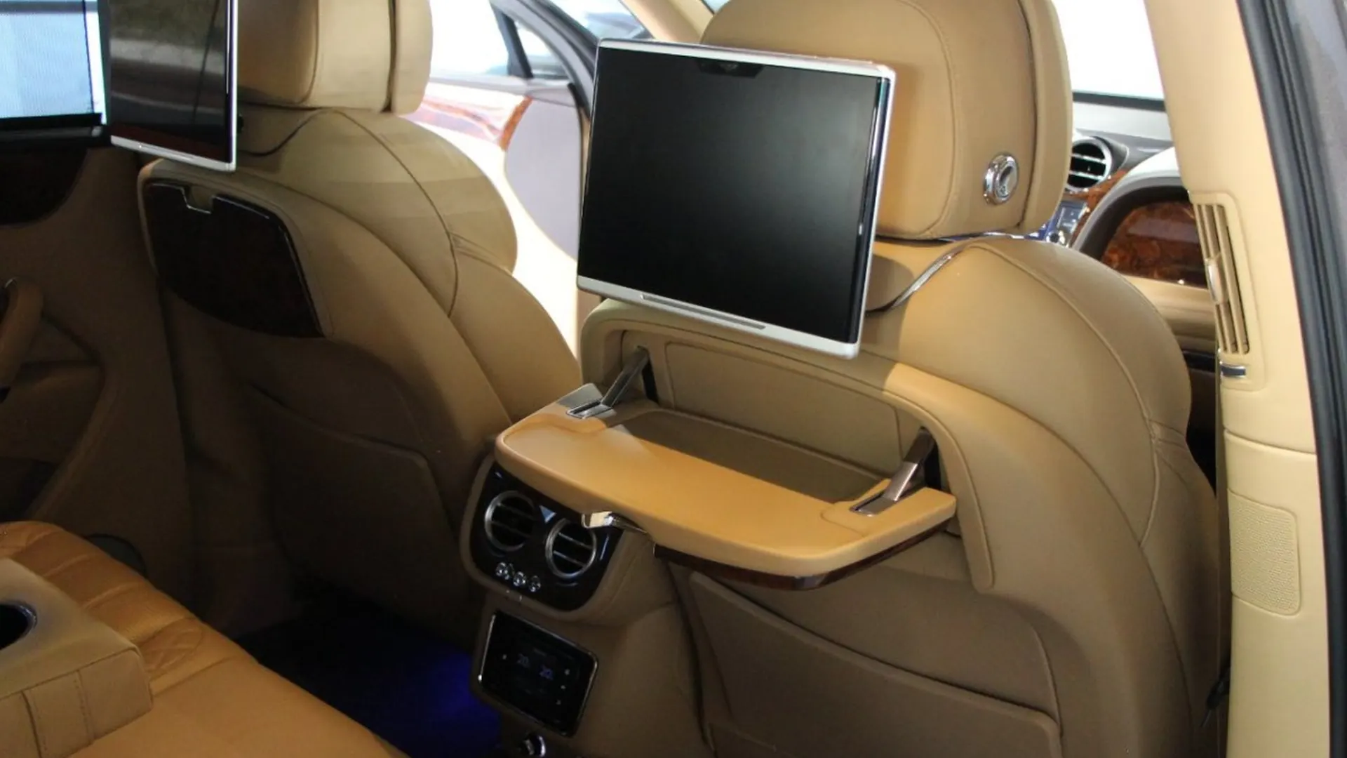 Bentley Bentayga — photo 36