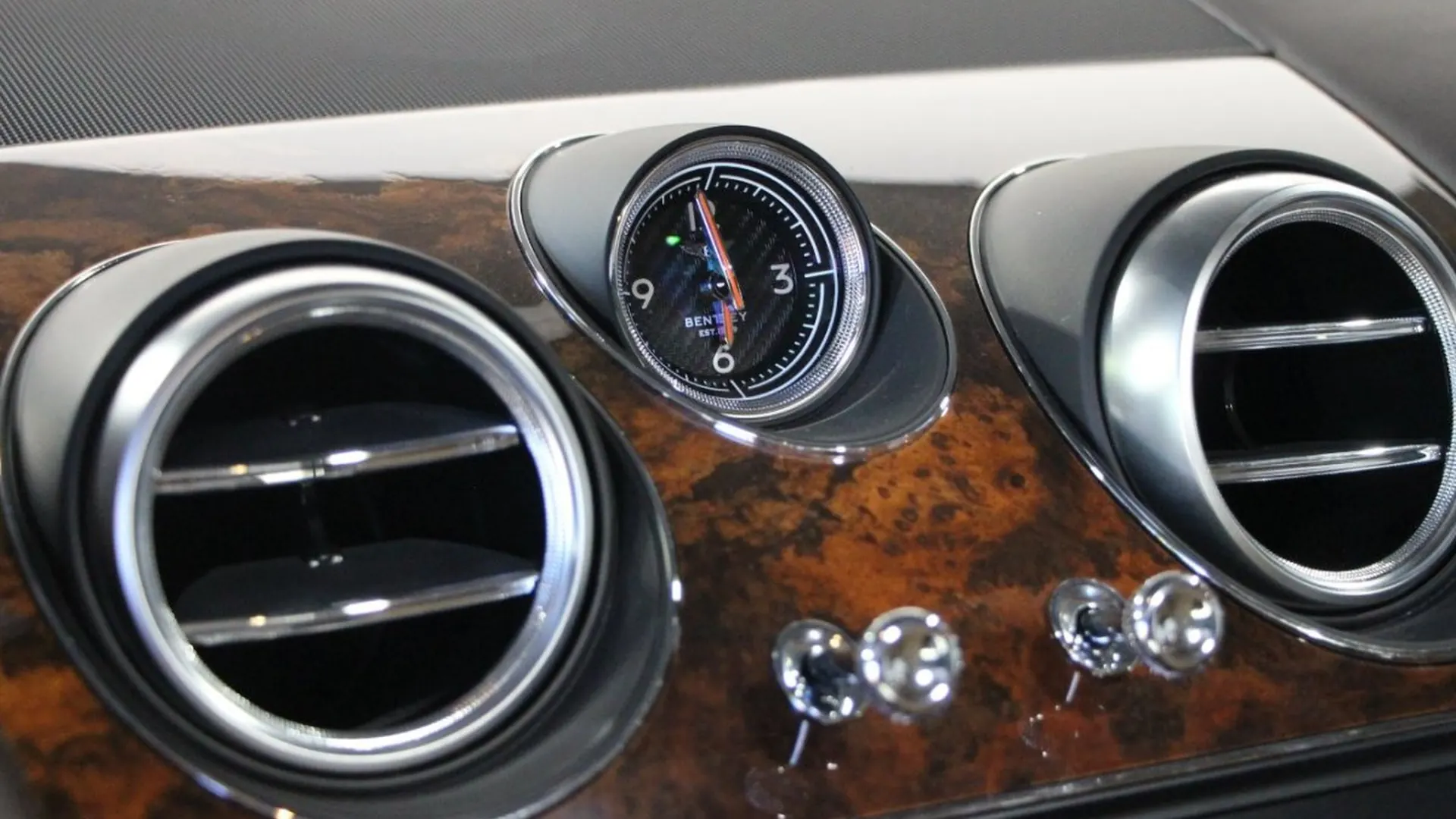 Bentley Bentayga — photo 22