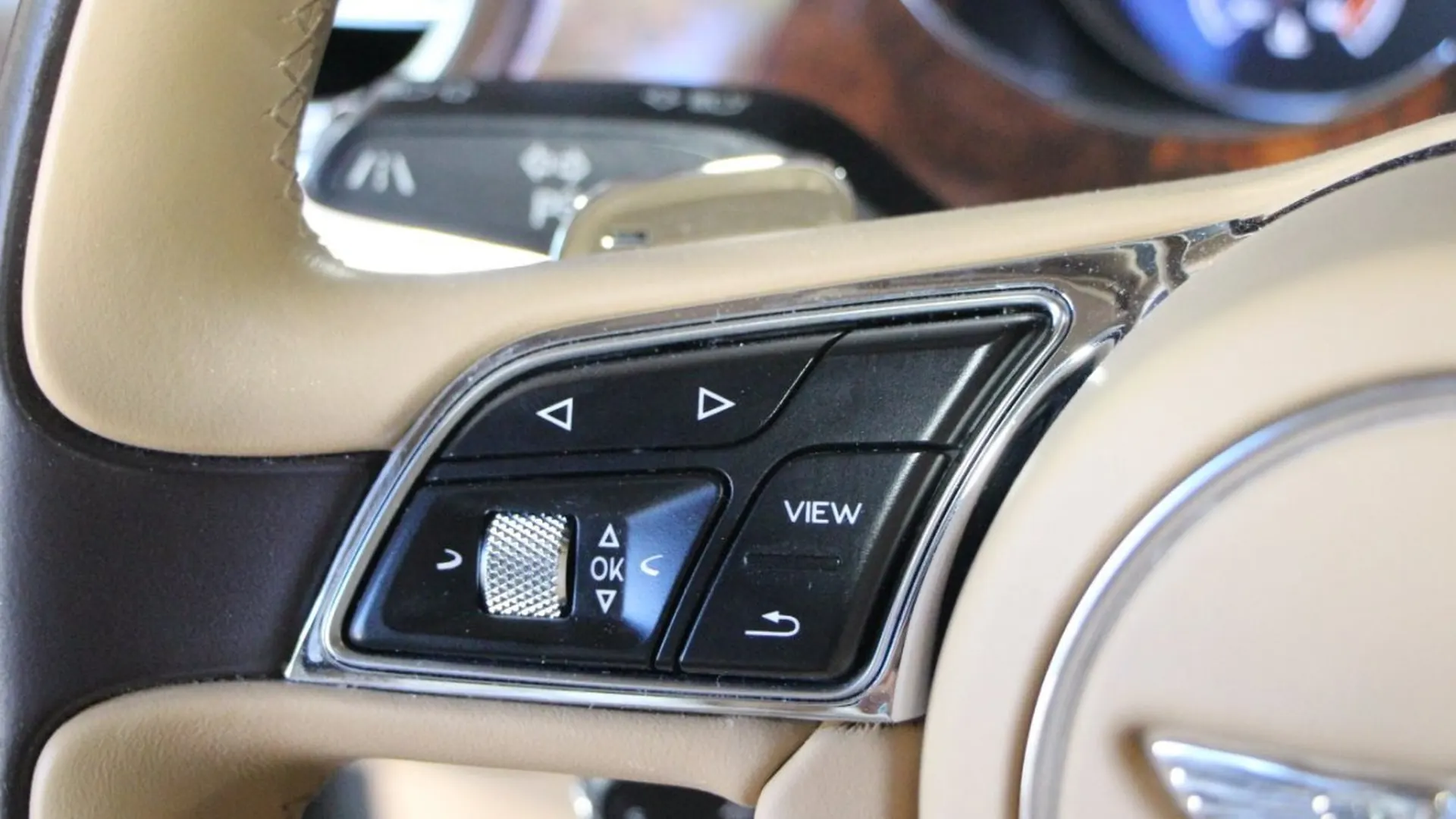 Bentley Bentayga — photo 23
