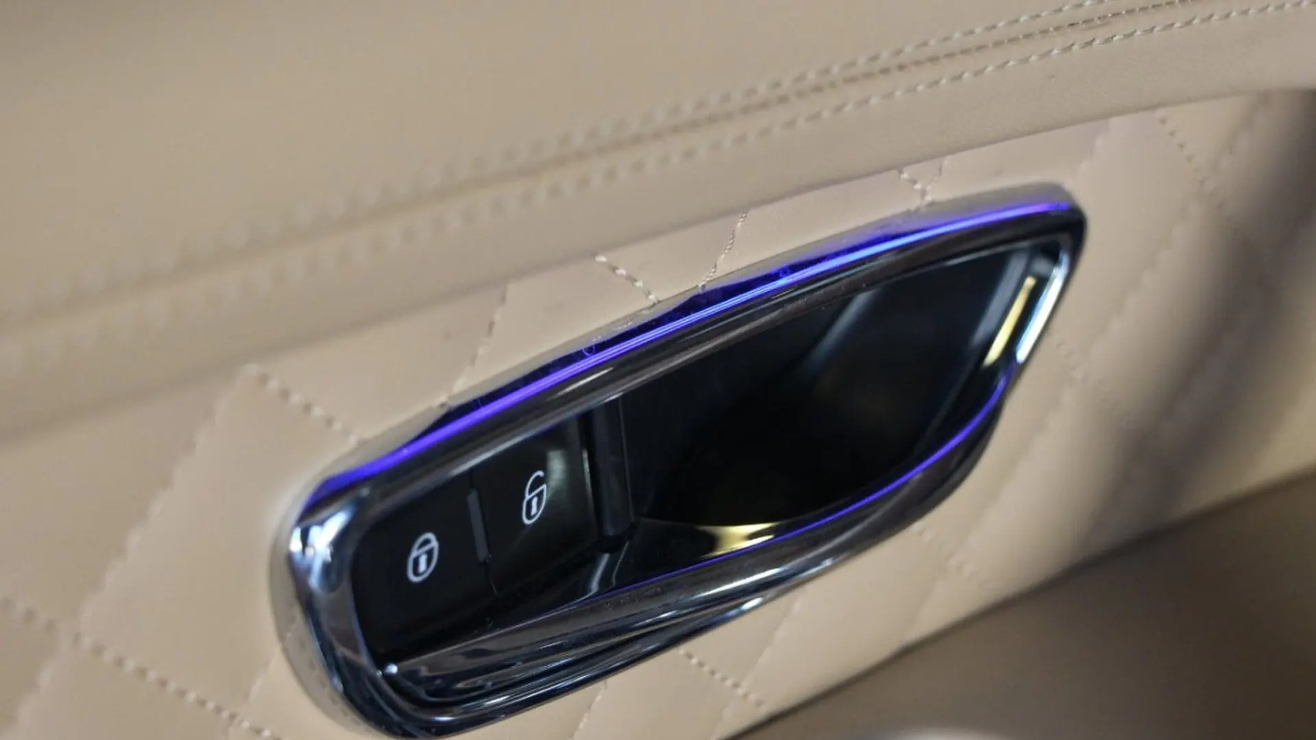Bentley Bentayga — photo 15